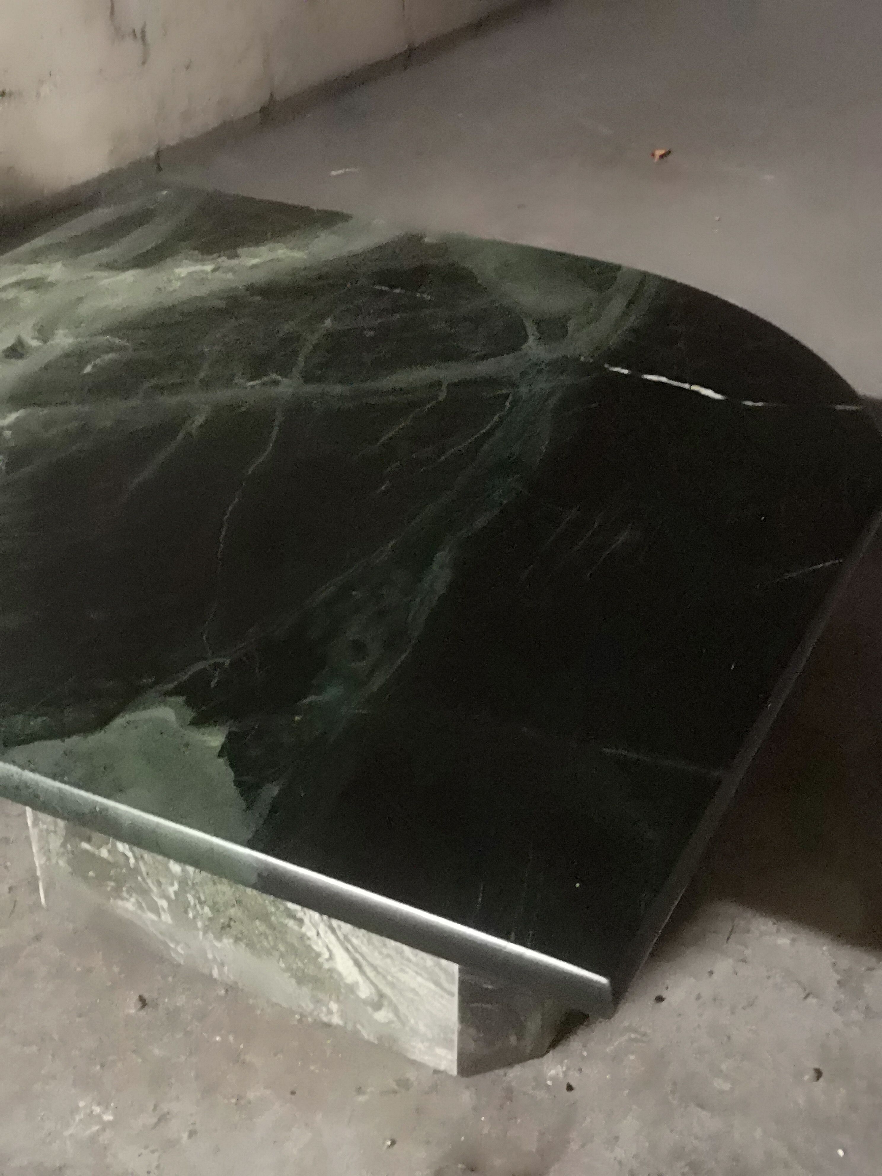 Table basse goutte en marbre verte Roche Bobbois 1970
