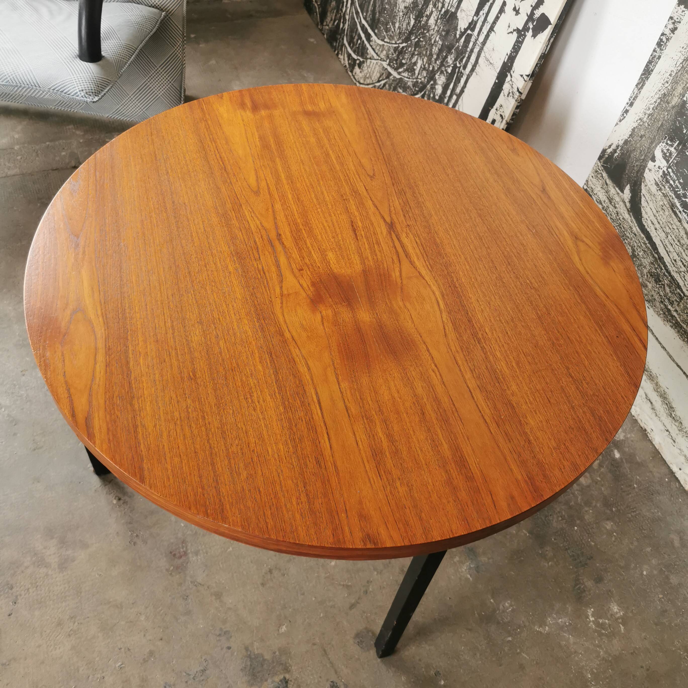 Round coffee table in walnut veneer and metal