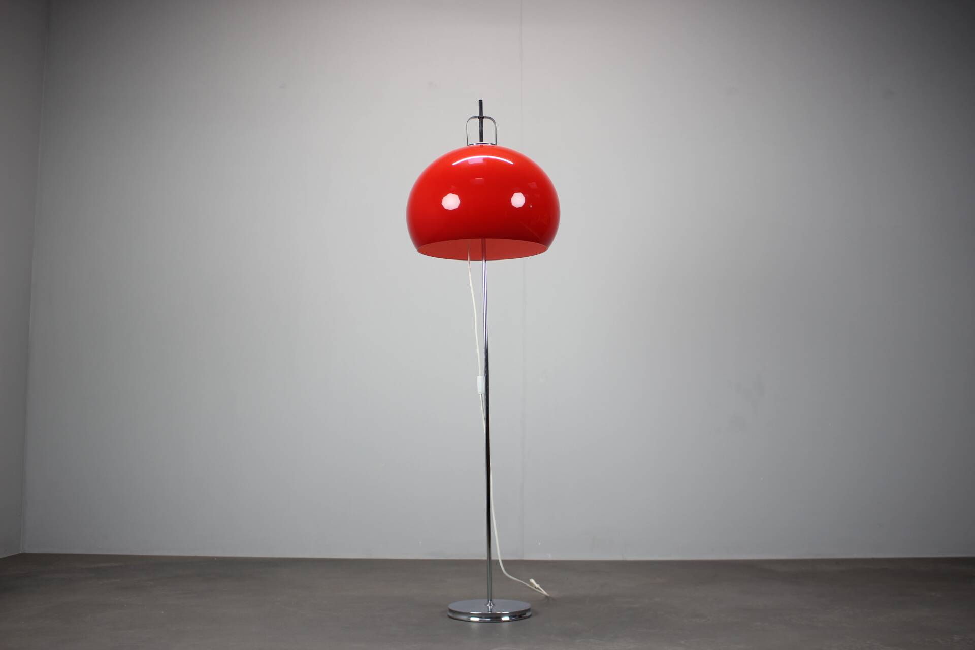 Lampadaire Space Age Guzzini Meblo en plastique et métal chromé, Italie années 1970