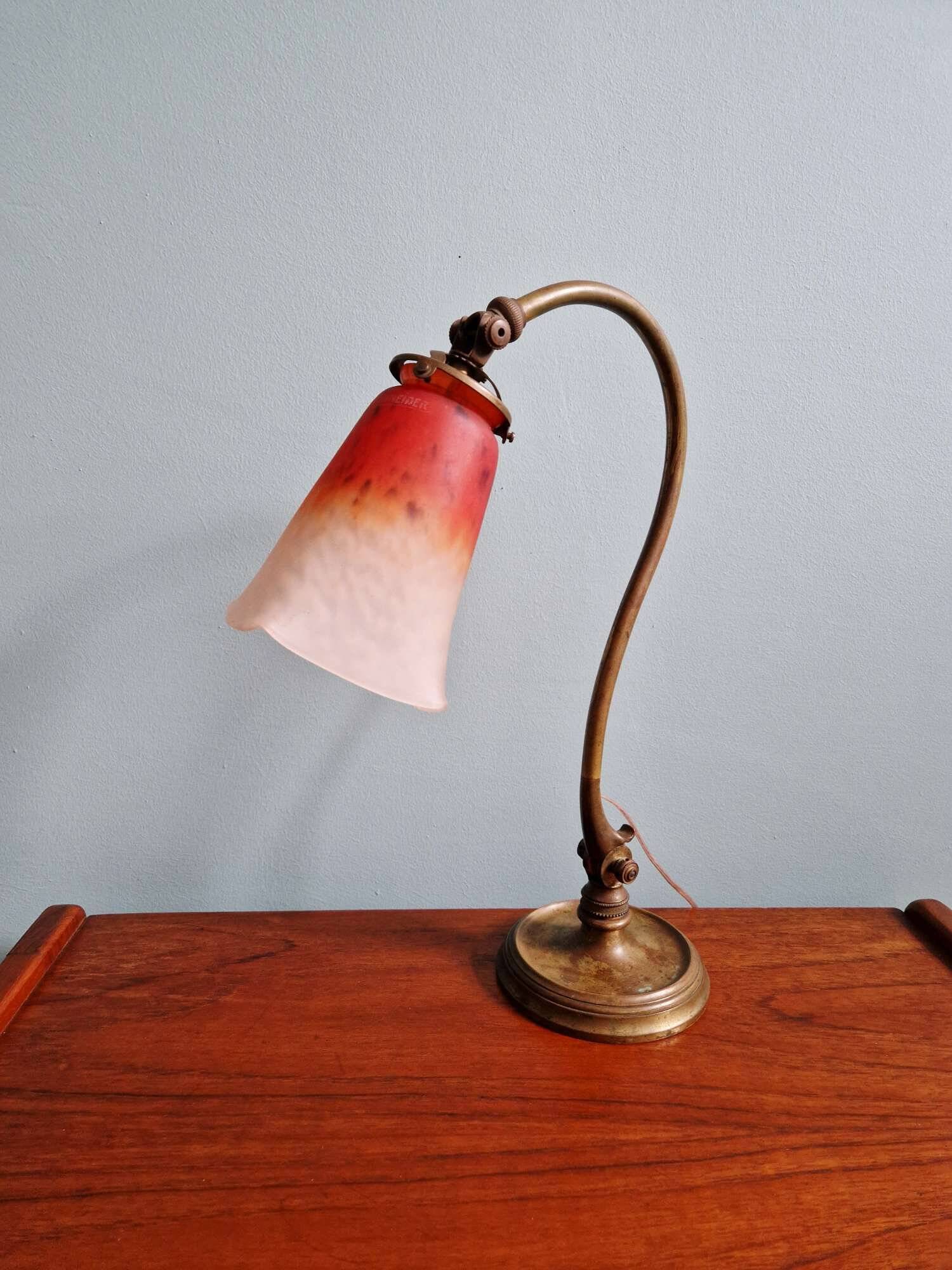 Lampe de bureau art déco en bronze et tulipe signée Schneider, années 1920
