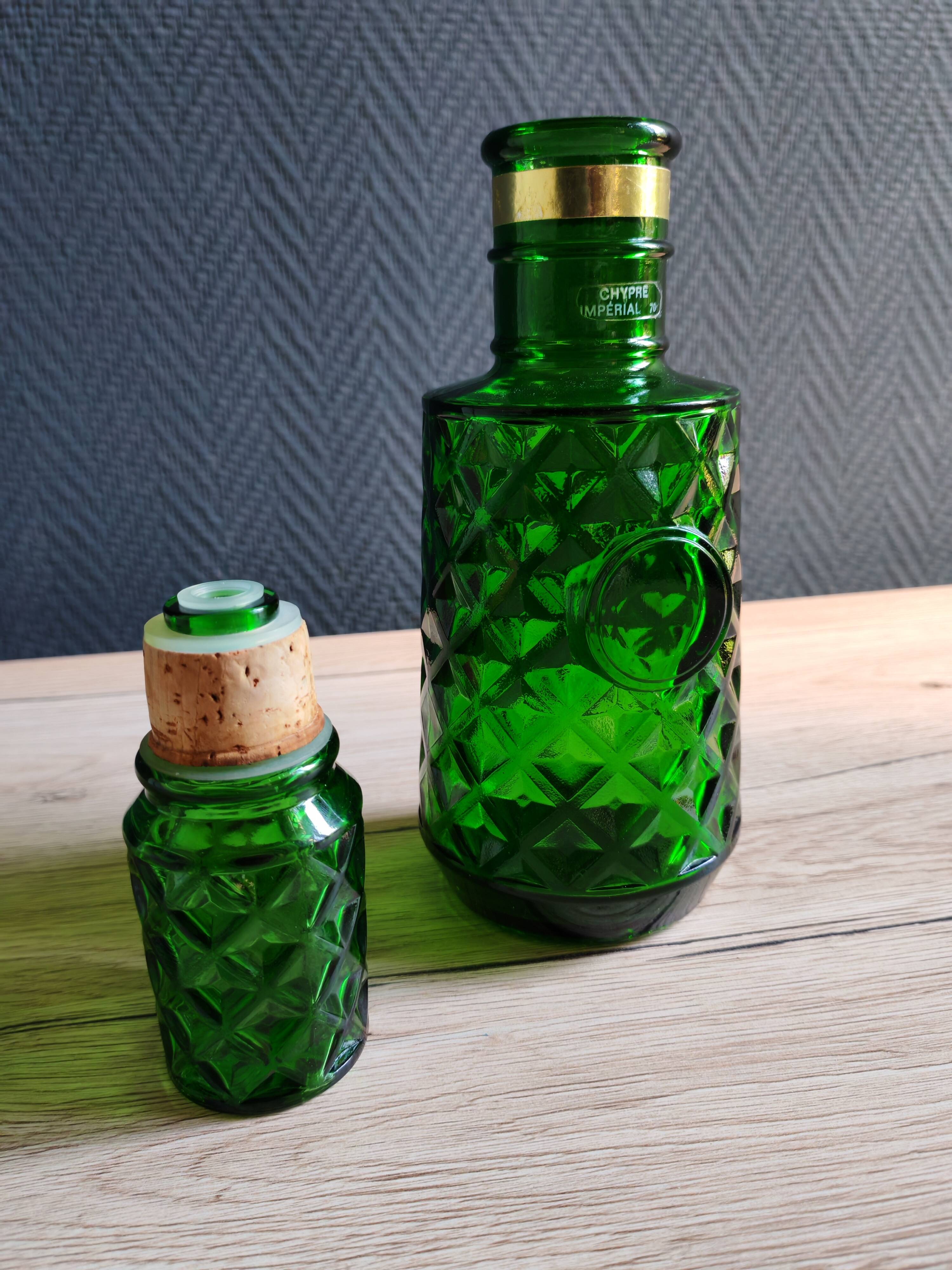 Carafe à whisky vintage en verre vert moulé pointe de diamant