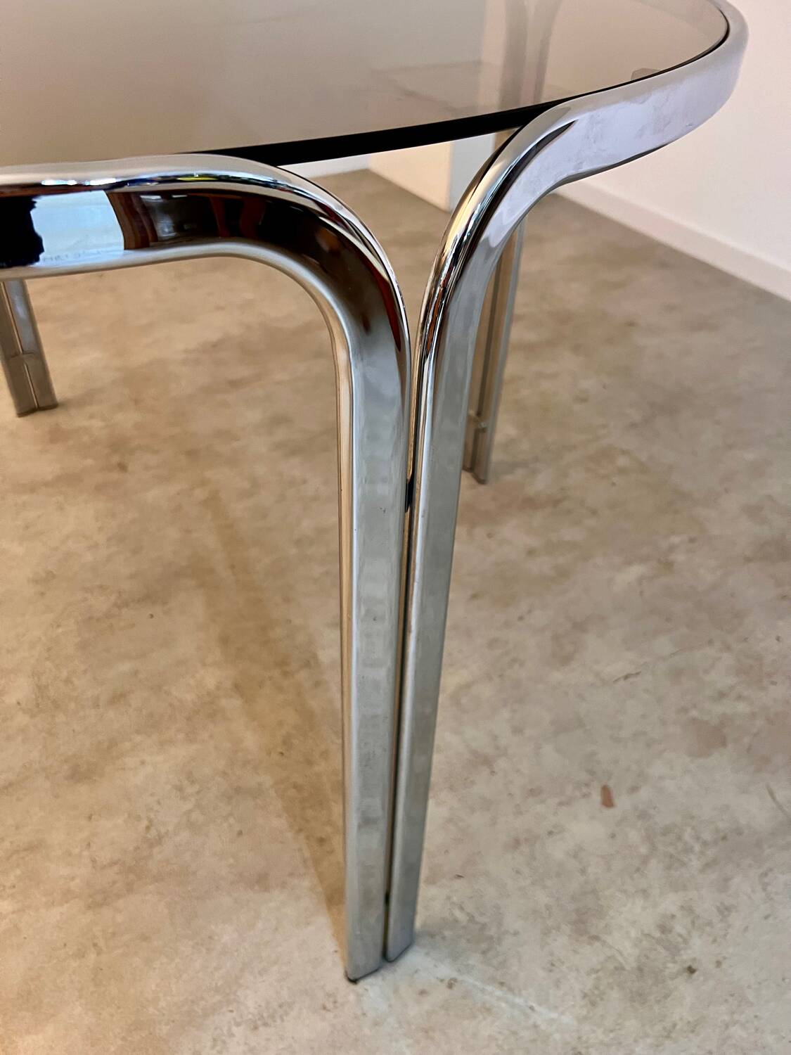 Table ronde vintage tubulaire en métal et verre fumé design année 70