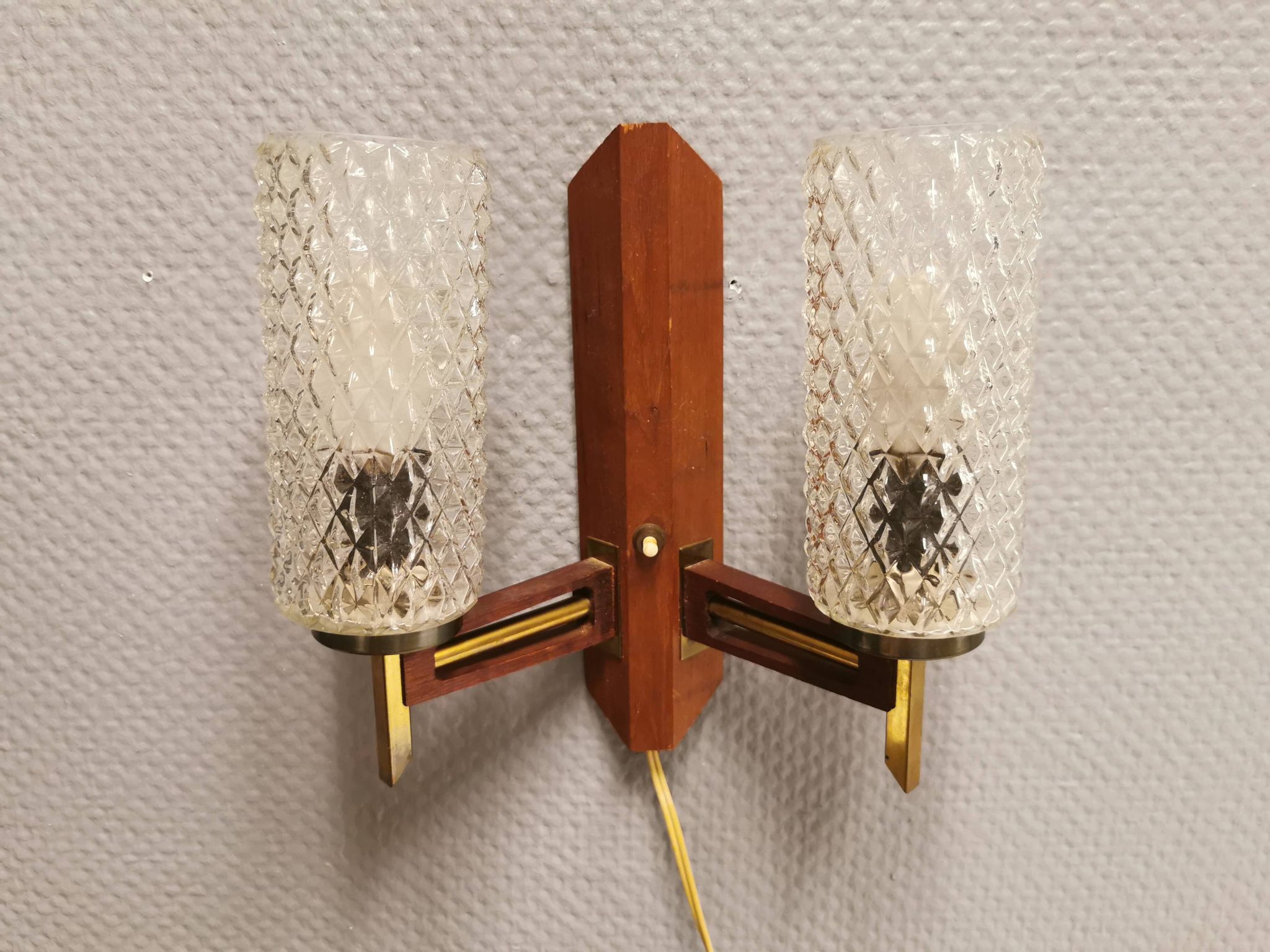 Applique danoise double en teck, laiton et verre cristal.