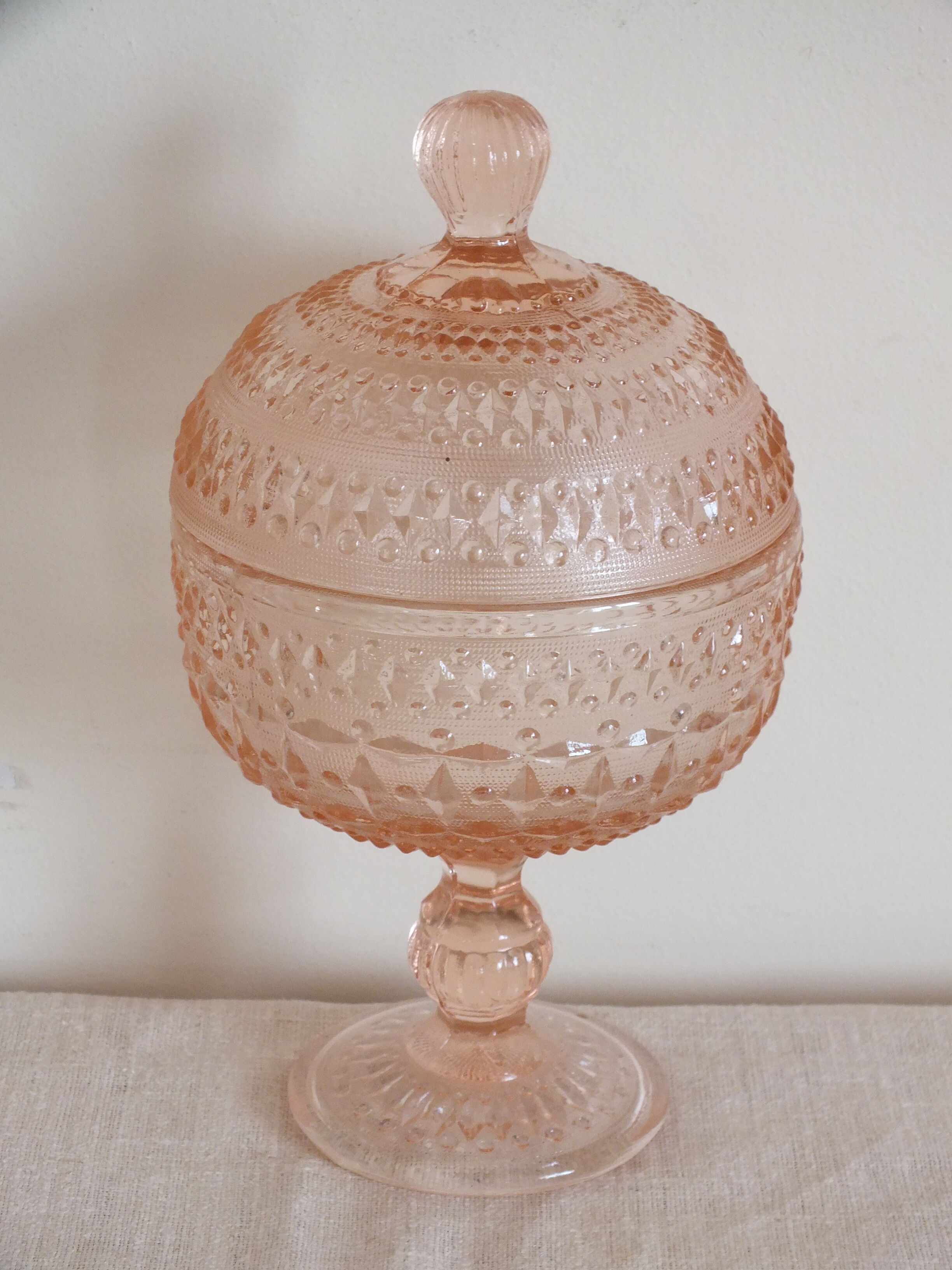 Drageoir or sugar bowl in pink molded glass, rosaline