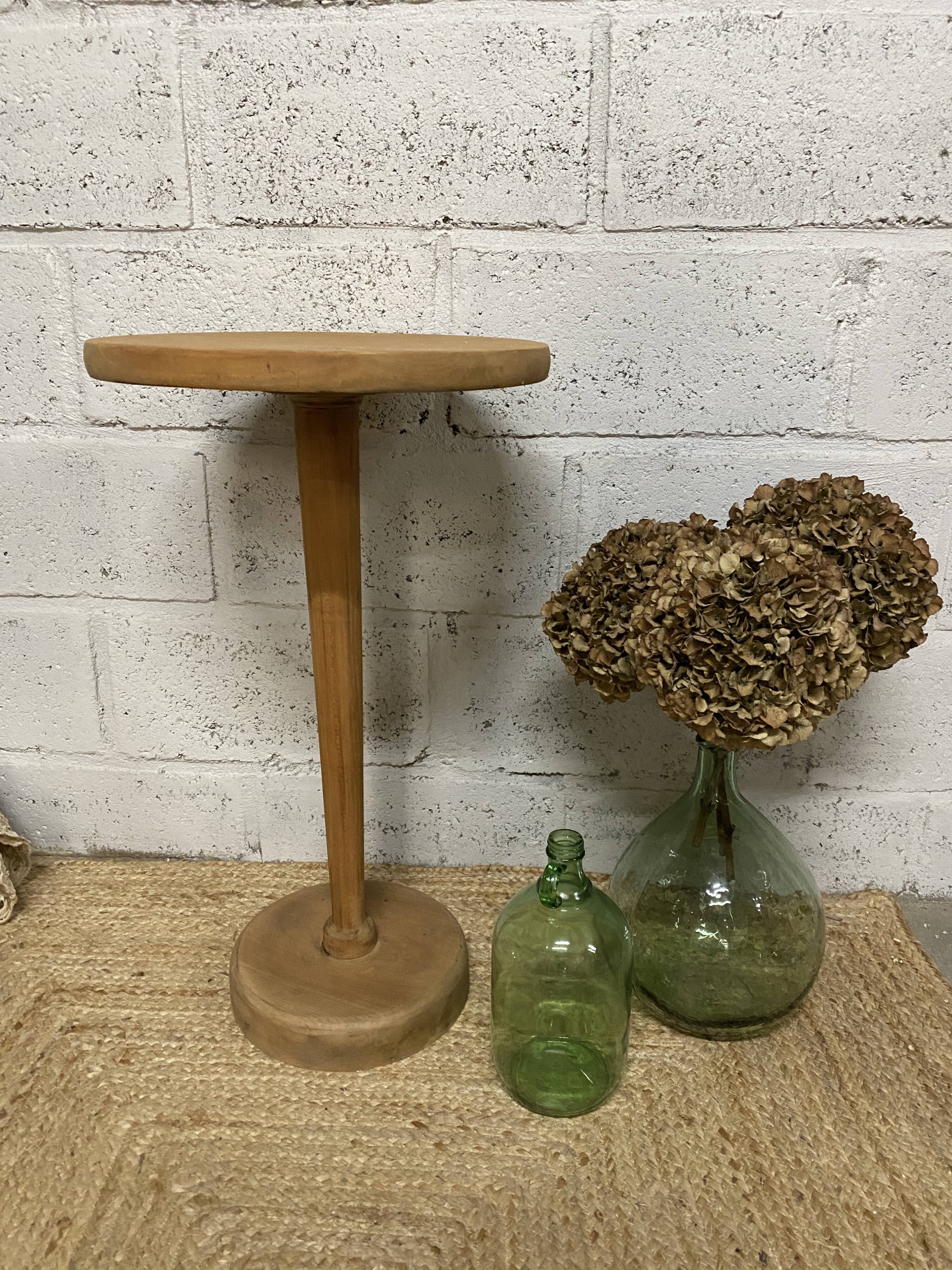 Guéridon - small round table in walnut