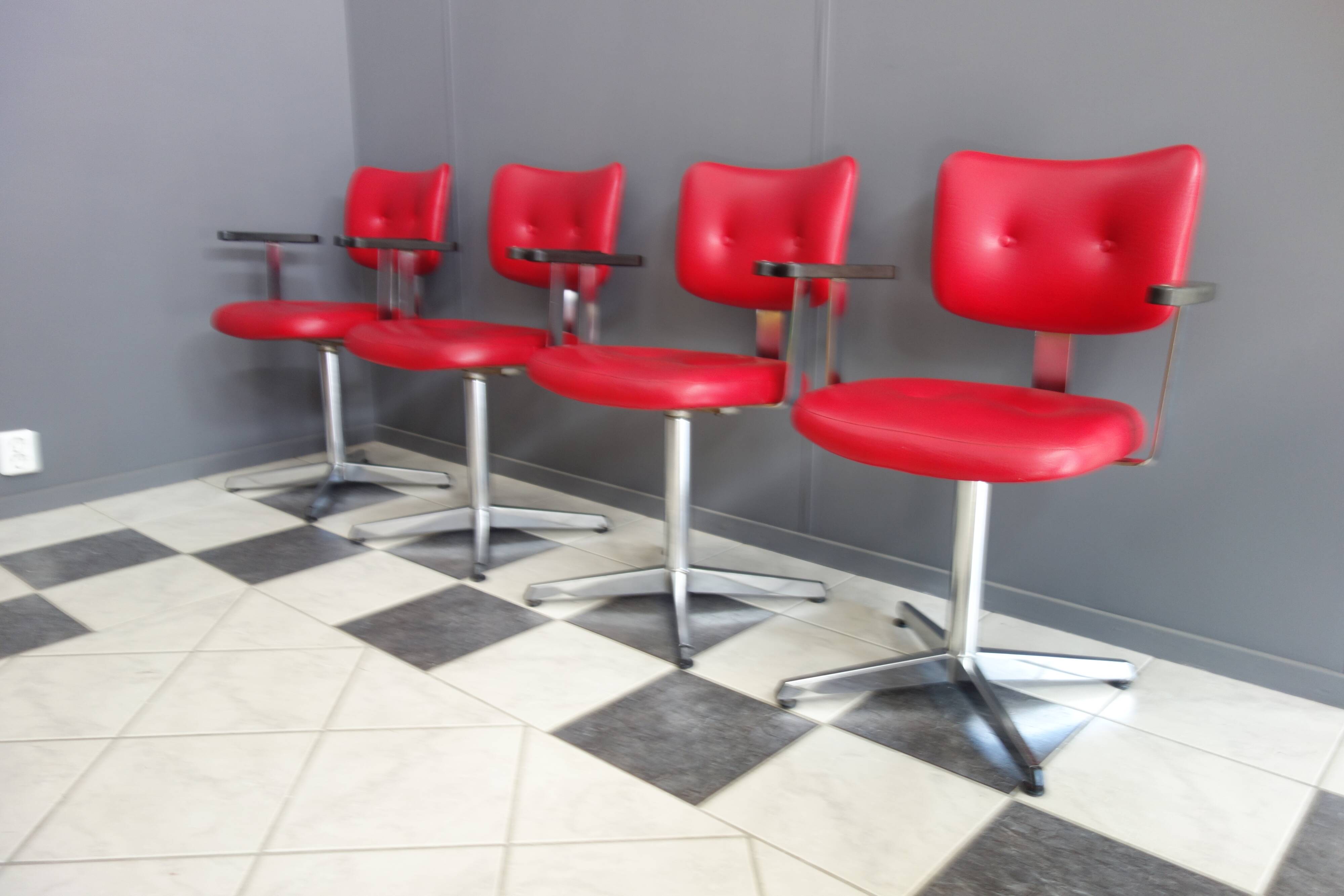 Quatre chaises de barbier en cuir rouge des années 1960 avec accoudoirs bakelite