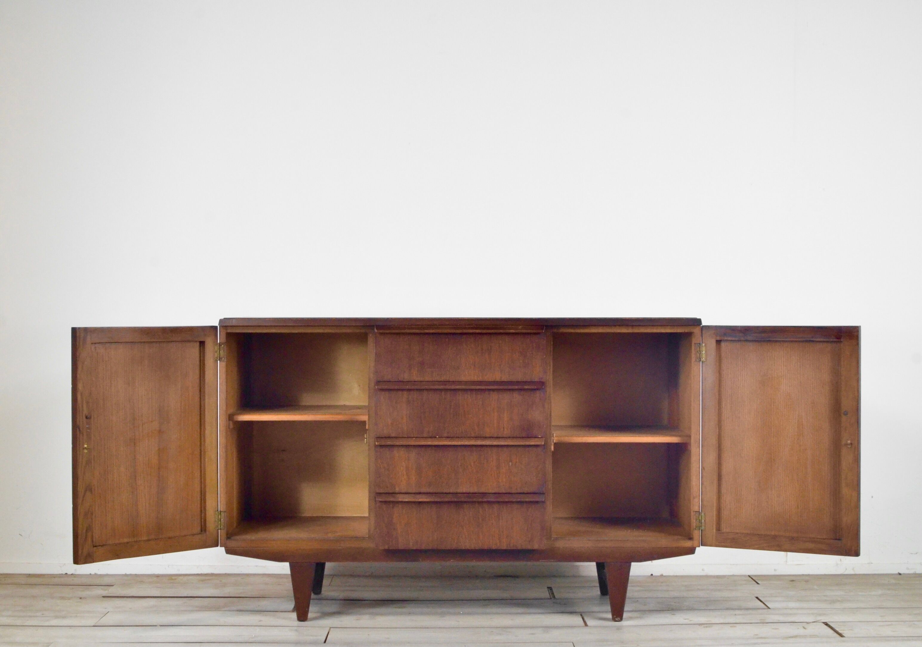 Buffet Art Déco en noyer foncé et laiton