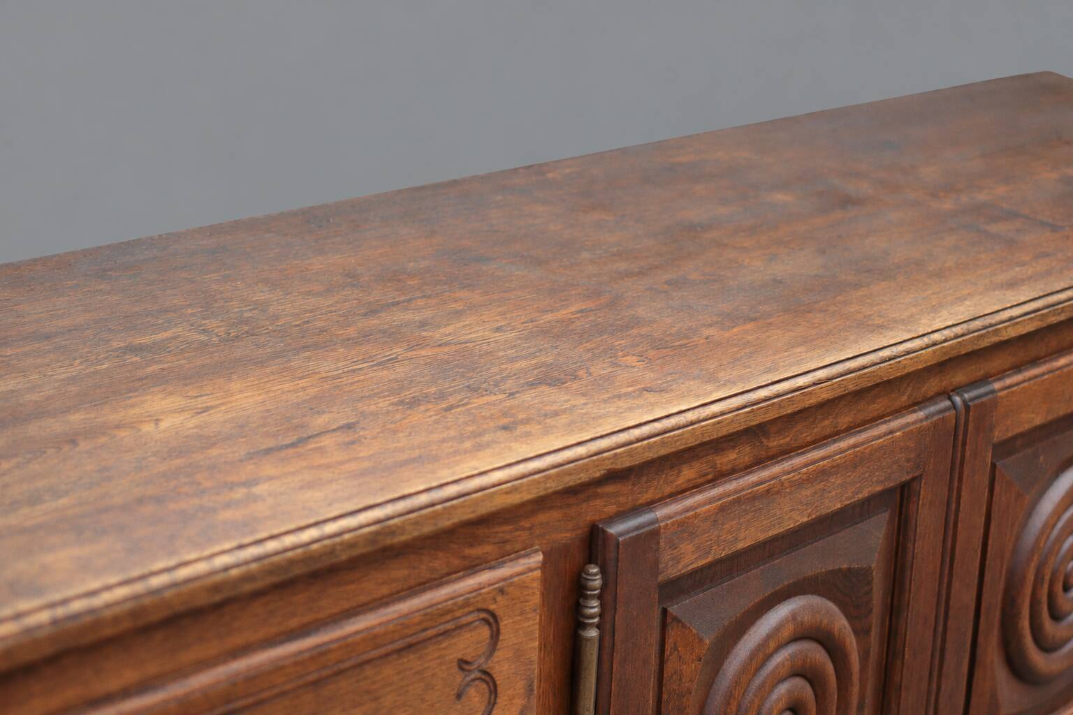 Sideboard or buffet in the Dudouyt style, made of solid oak wood.