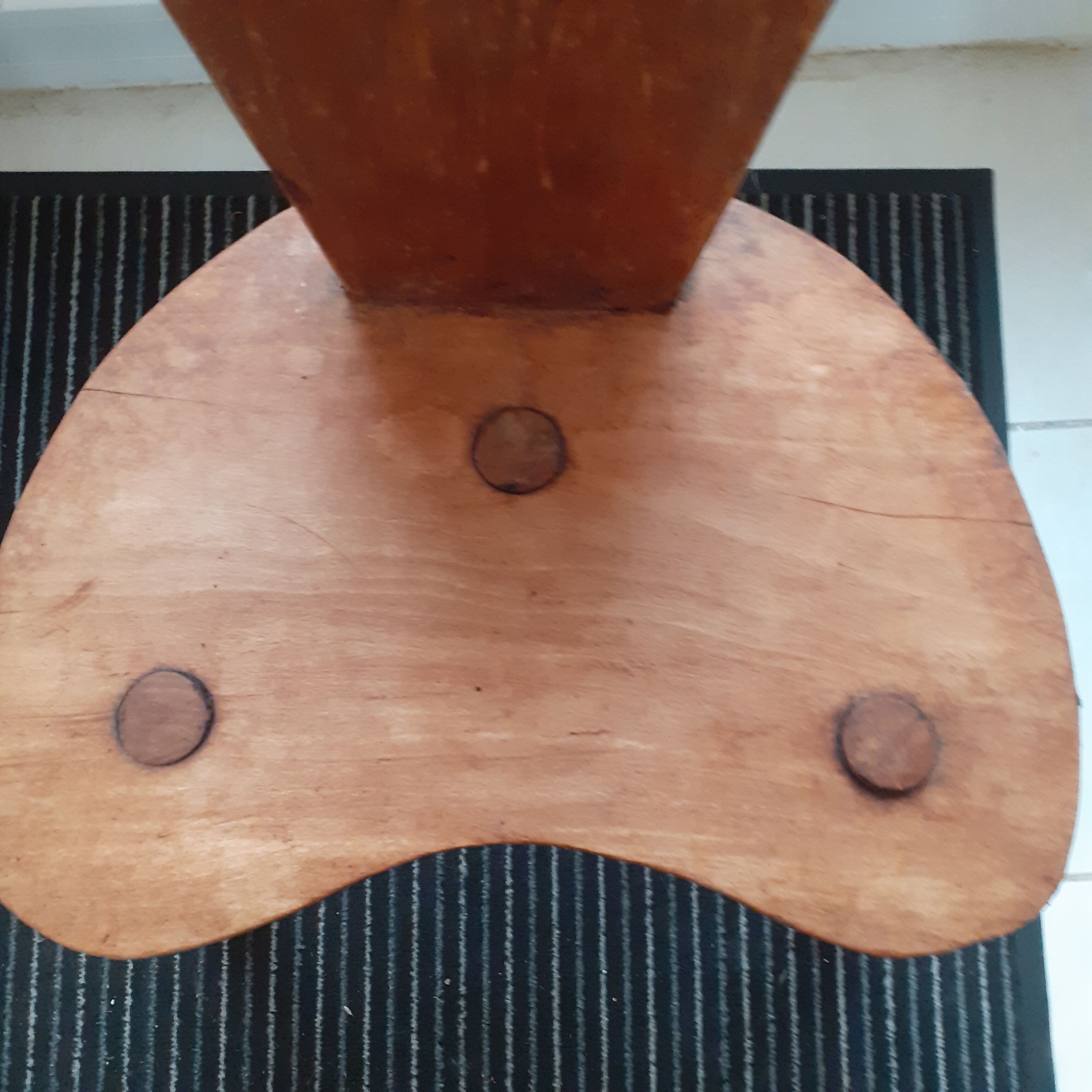 Trèpied chair in solid wood.