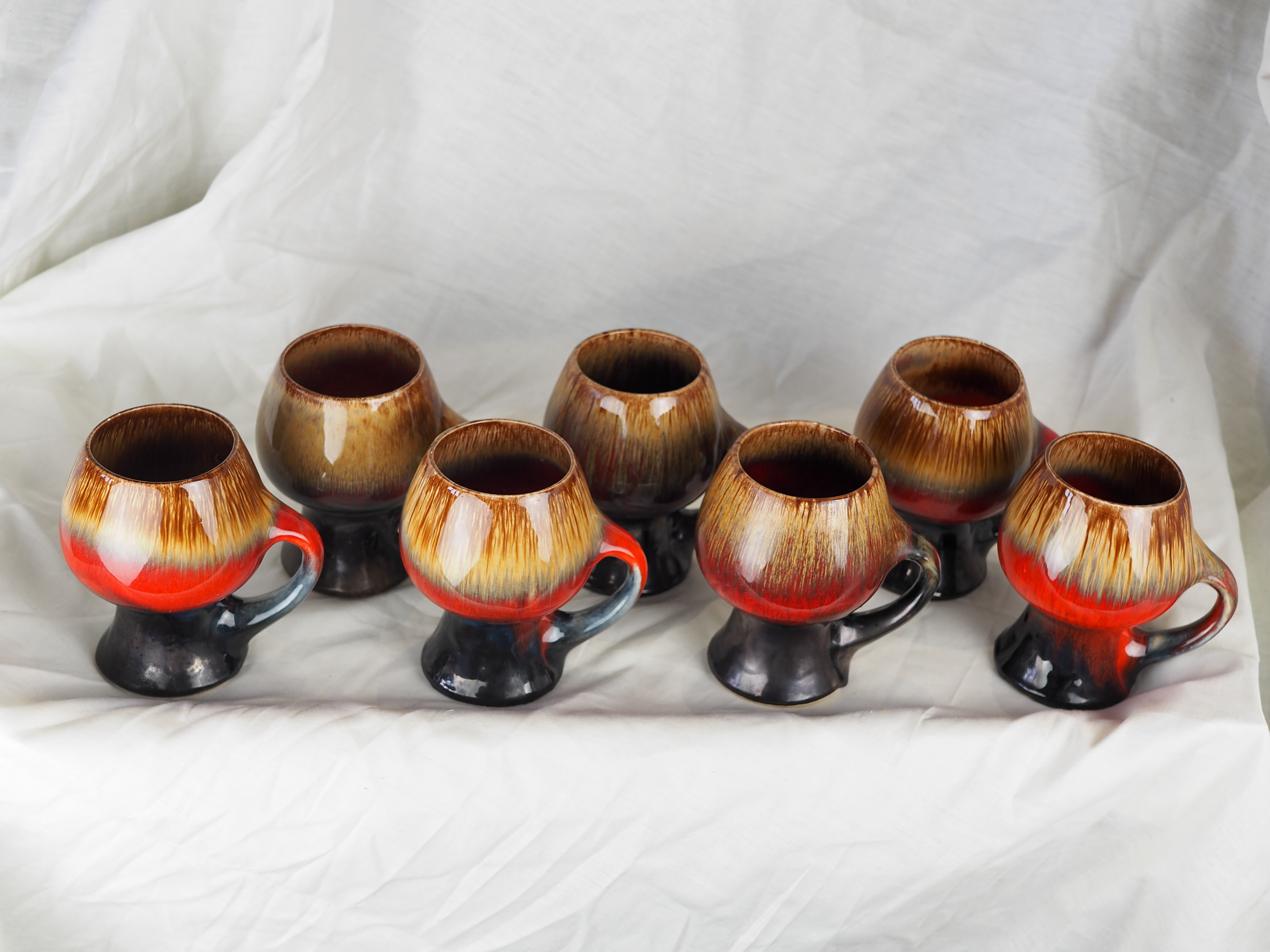 Seven large brown, black and red volcanic free-form mugs - Vallauris, Fat lava - 60s / 70s