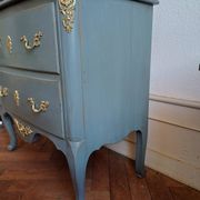 Regency style patinated bedroom chest of drawers with 2 drawers