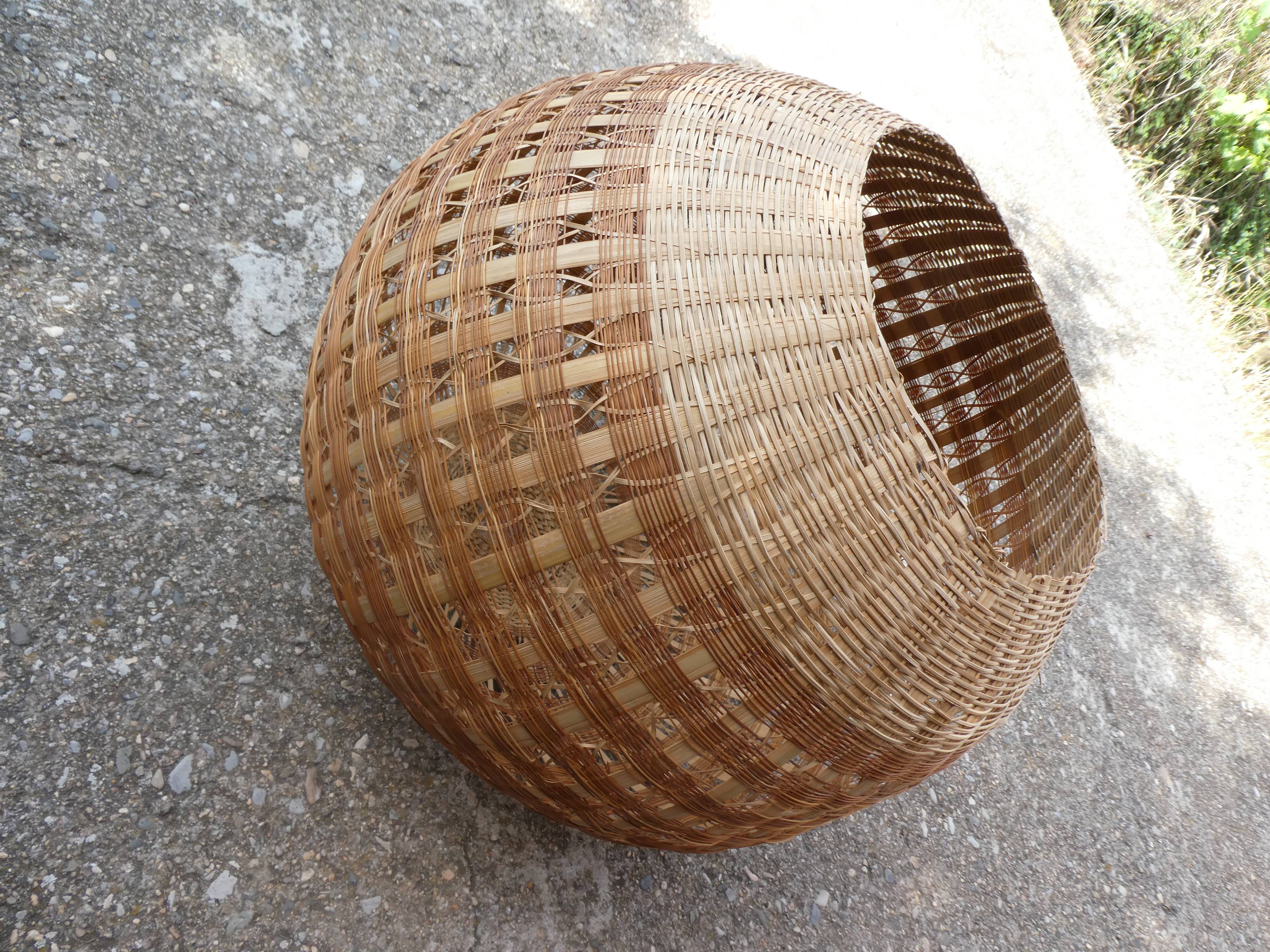 Suspension ball in rattan straw