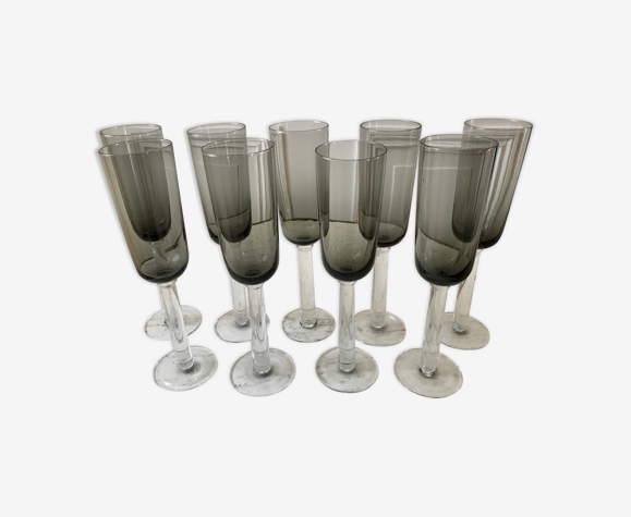 Ensemble de 9 flûtes à champagne en verre fumé années 70