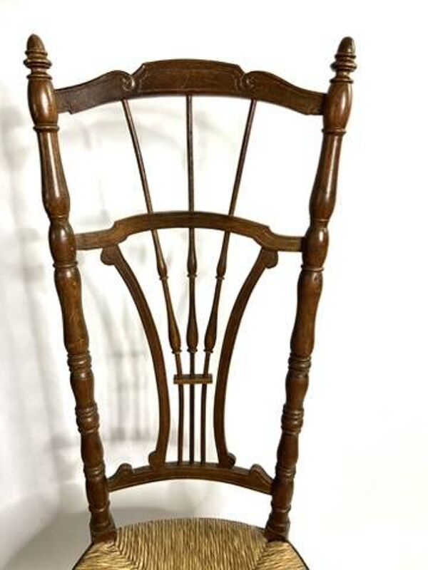 Chaise ancienne en bois tourné et assise en paille – Dossier lyre sculpté