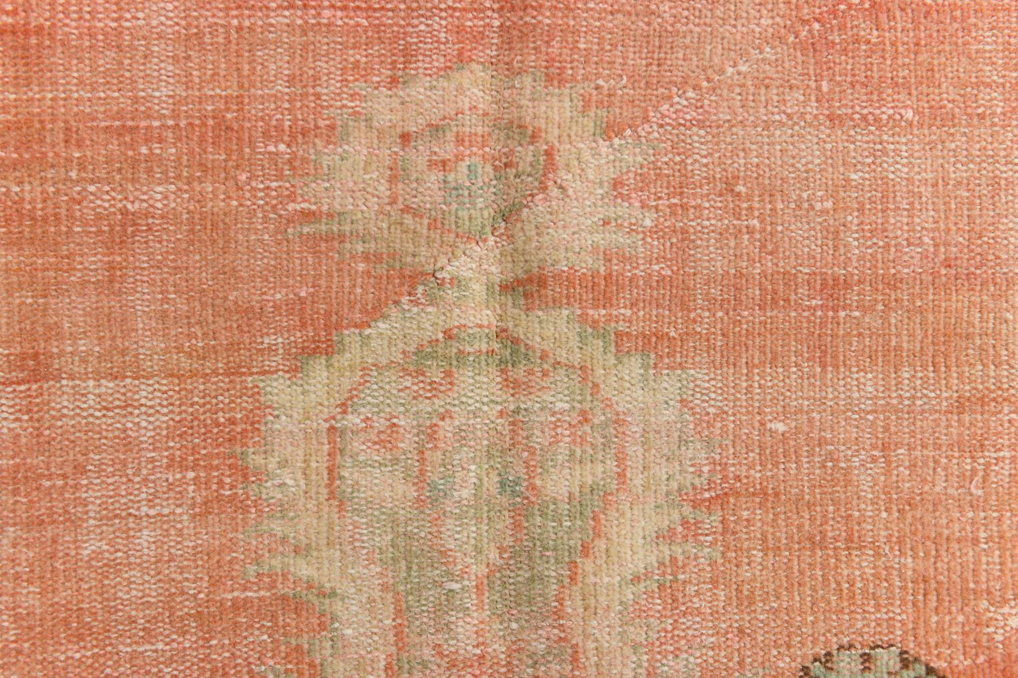 Tapis vintage rouge pâle