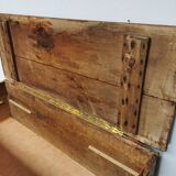 Wooden chest kneaded maie