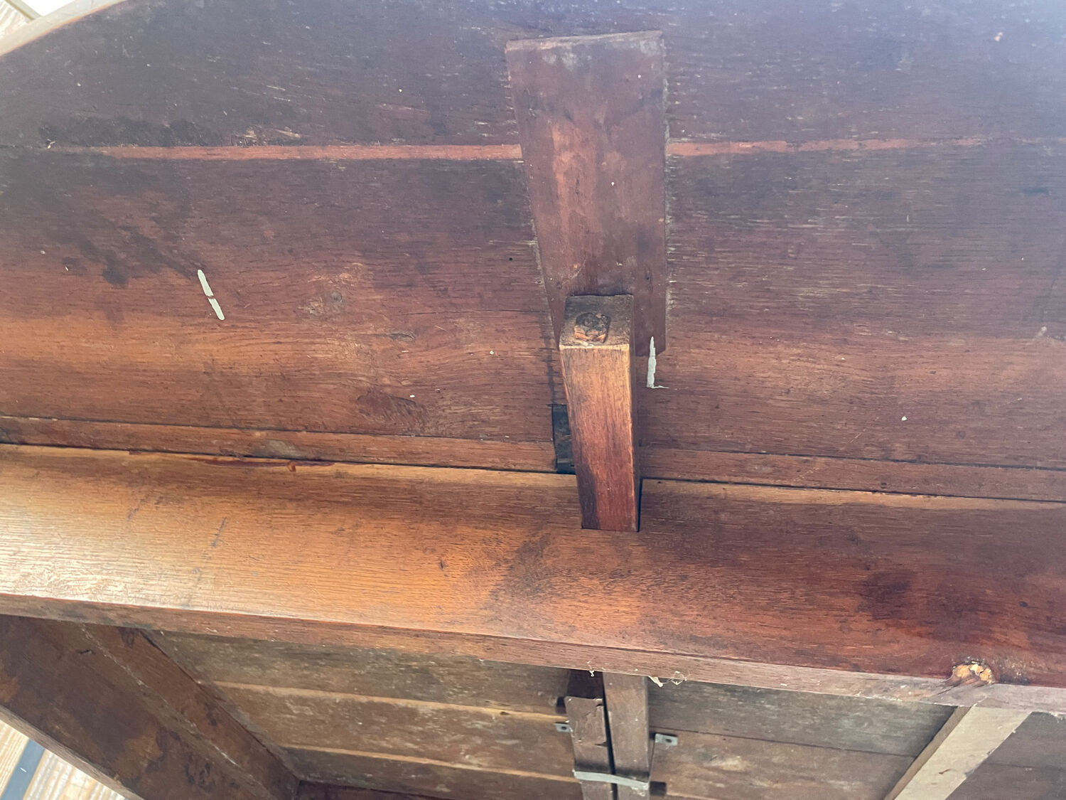 Rustic round table salon