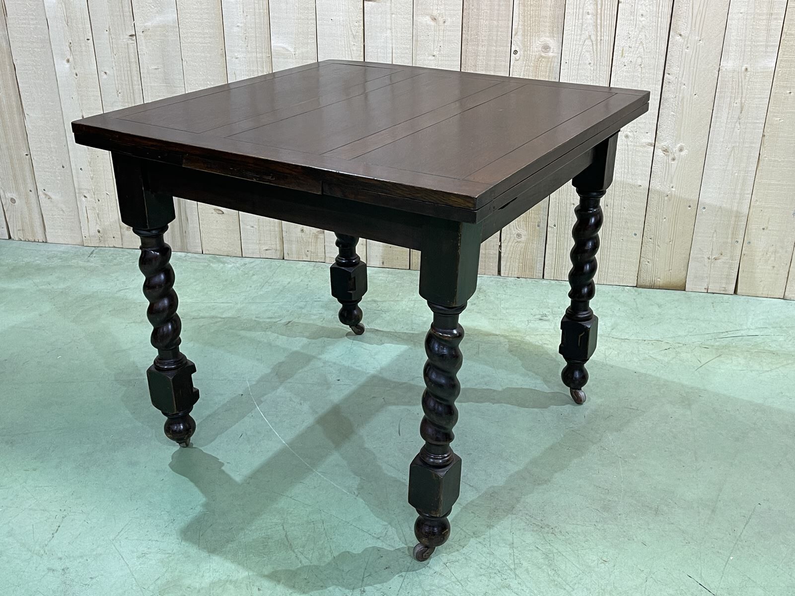 English oak table from the 1930s with 2 extensions