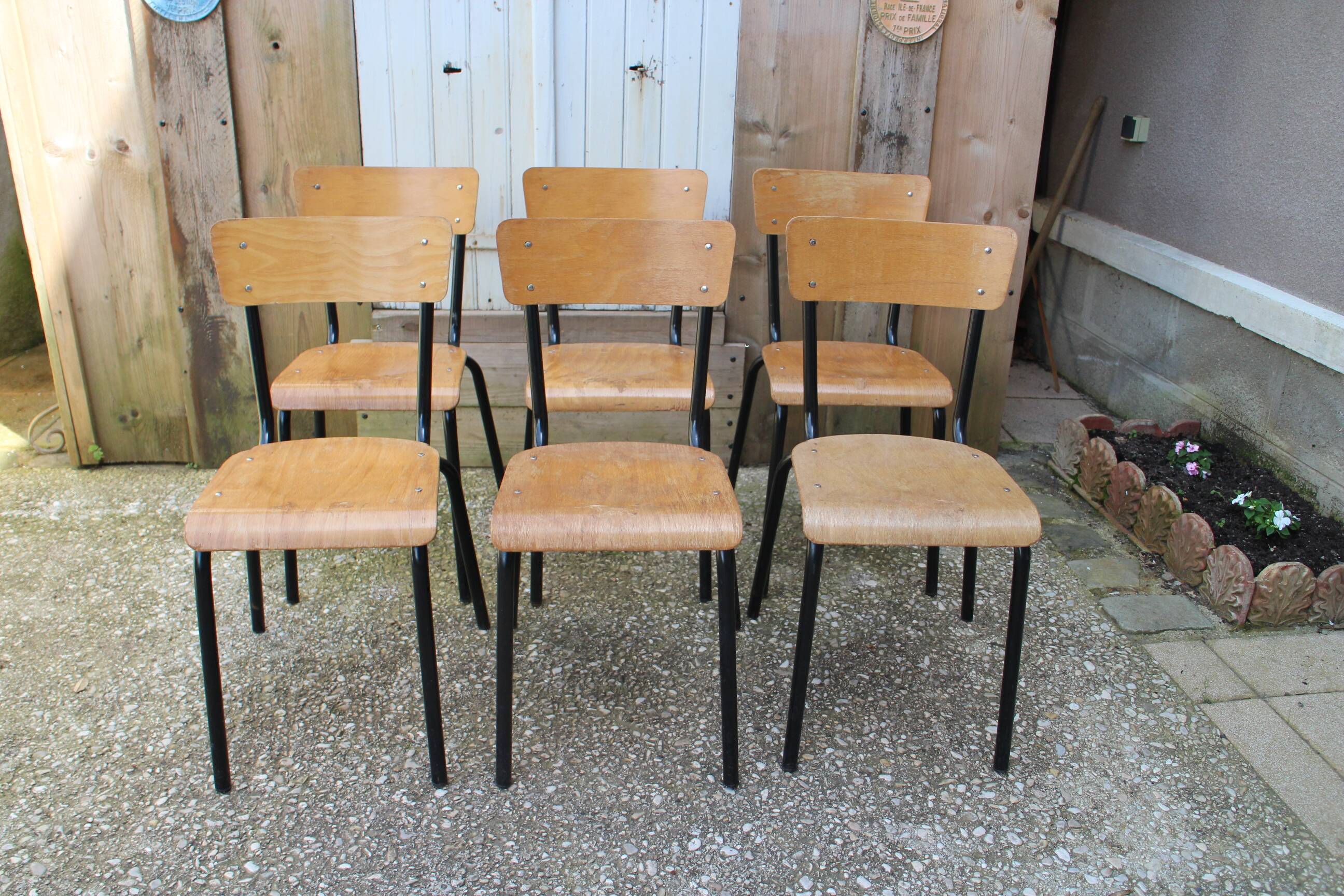 6 chaises d'école en métal noir et bois