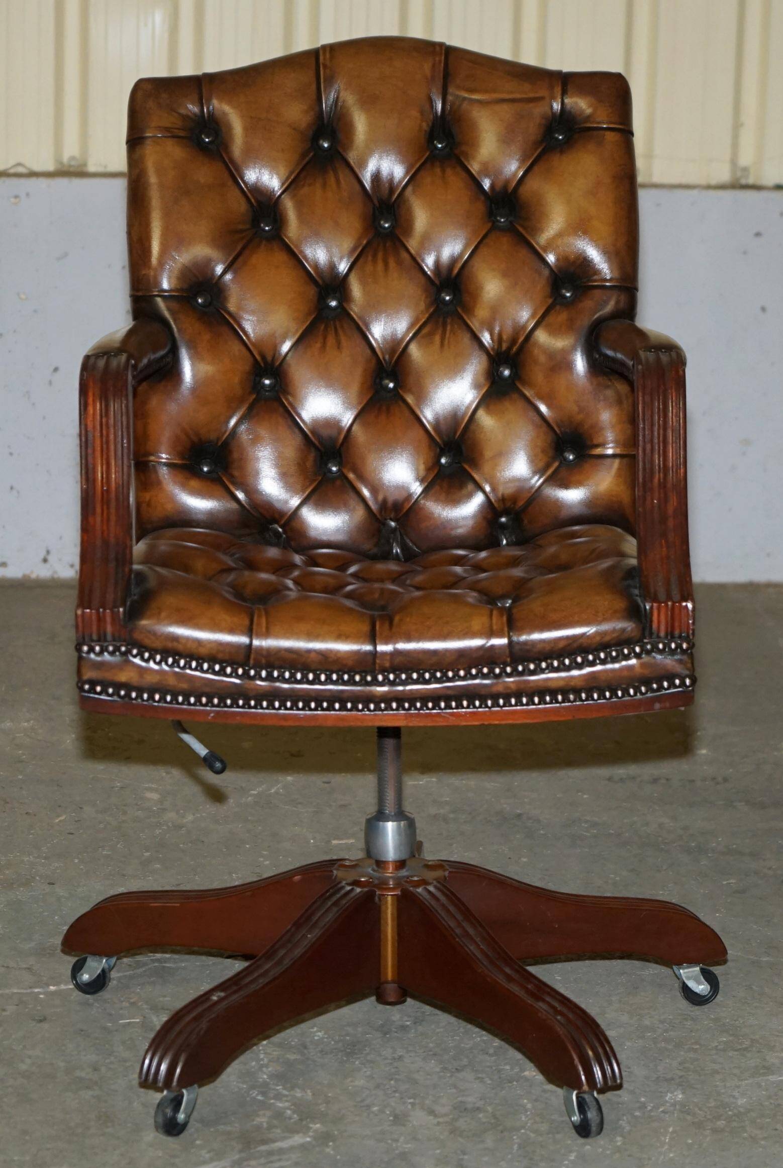 Chaise Chesterfield capitane restaurée en cuir