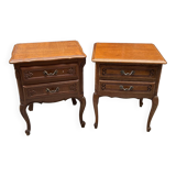 Ensemble de deux tables de nuit sur cabriolets.