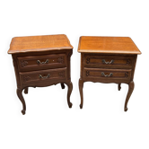 Ensemble de deux tables de nuit sur cabriolets.