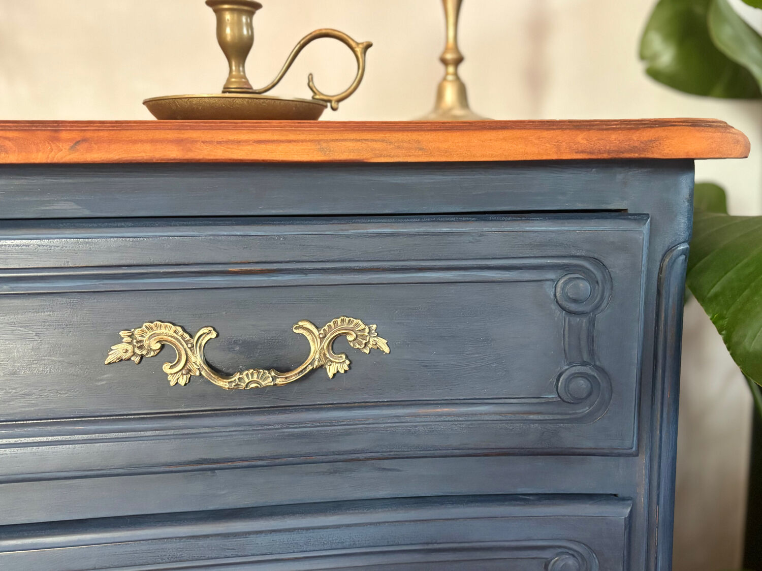 Commode vintage restaurée – peinture Annie Sloan Oxford Navy & cire cl