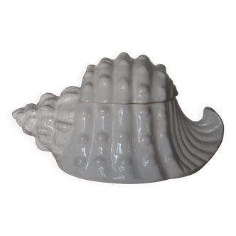 Ceramic box in the shape of a seashell
