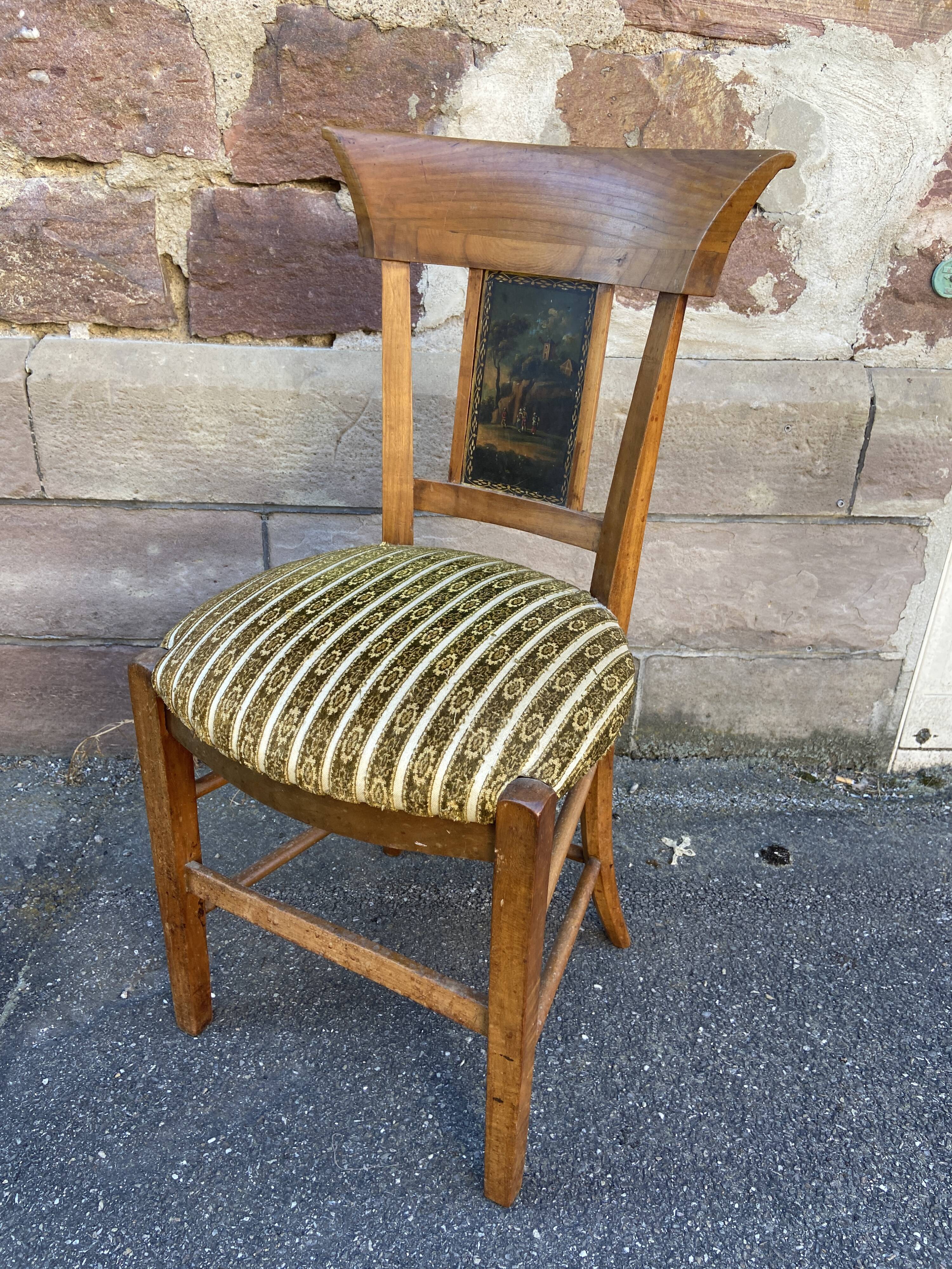 Chaise d'epoque directoire à décor peint dans le dossier