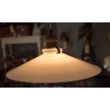 Suspension en opaline blanc avec choquet en laiton