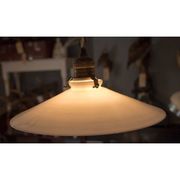 Suspension en opaline blanc avec choquet en laiton