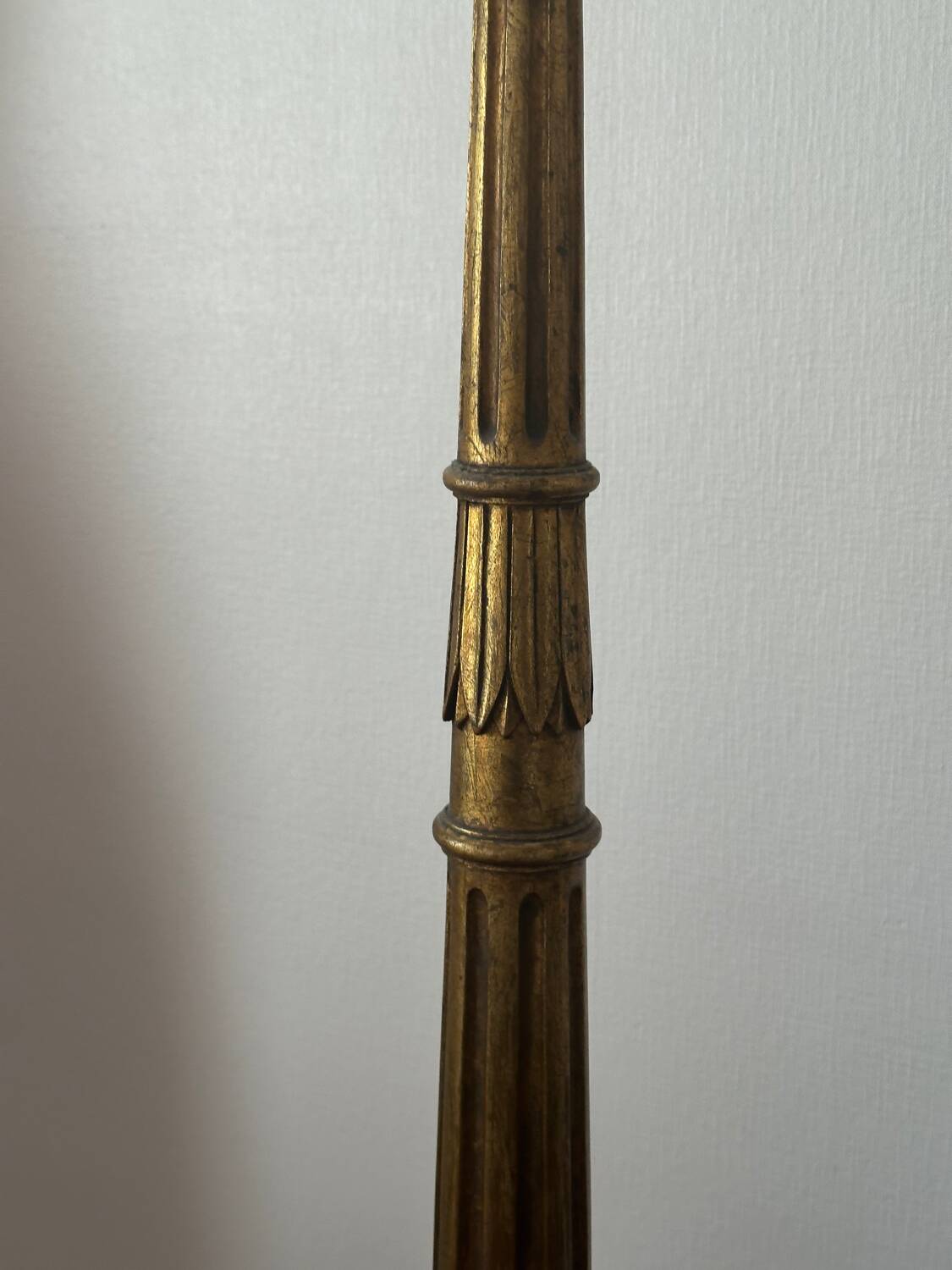 Lampadaire en bois doré Style Louis XVI