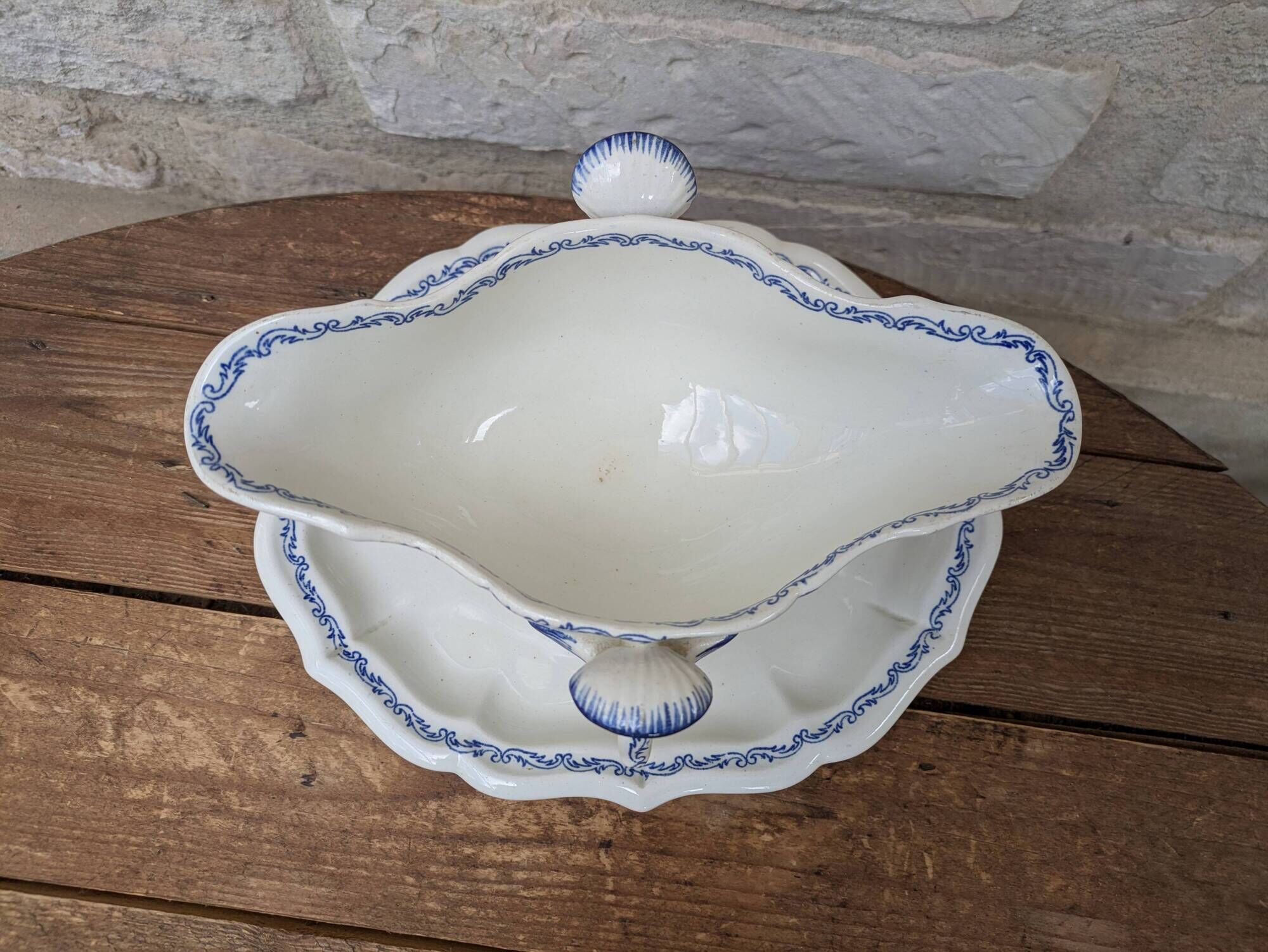 Ancienne saucière sur dormant fixe Gien France modèle Rouen avec arabesques