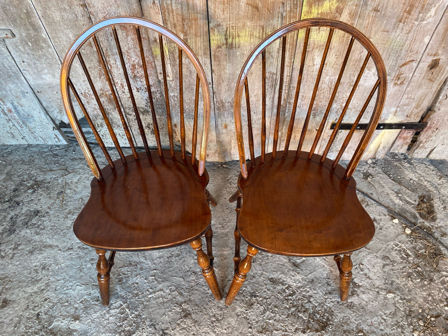 Pair of antique american windsor chairs, turned oak wood, vintage