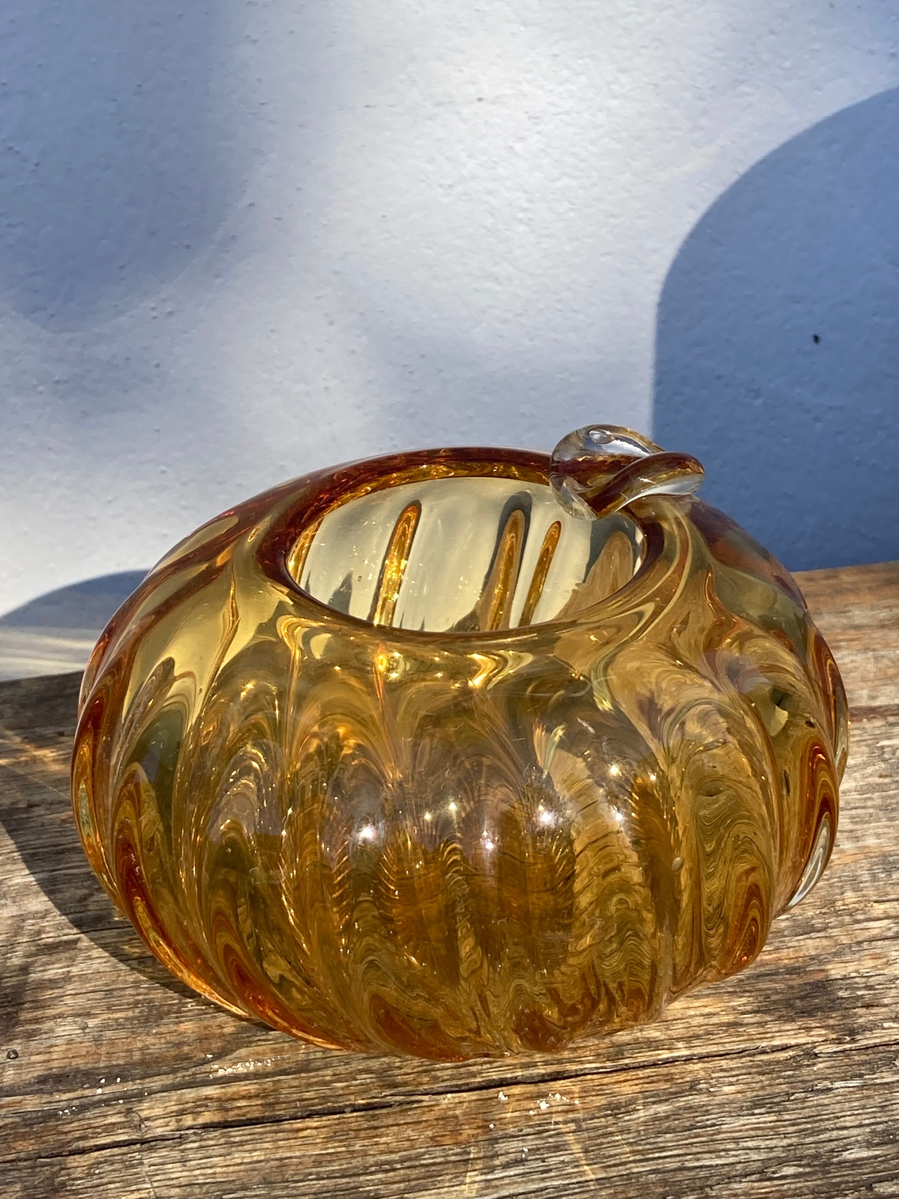 Cendrier en verre soufflé de Murano ambré marron boule torsadé