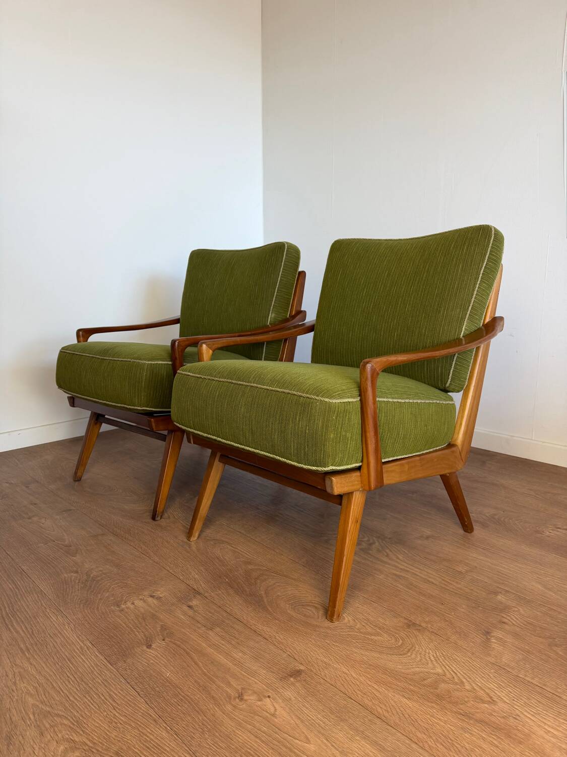 Paire de fauteuils vintage en bois et tissu