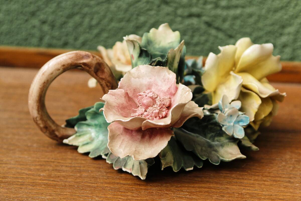 Bougeoir en porcelaine de Capodimonte, roses
