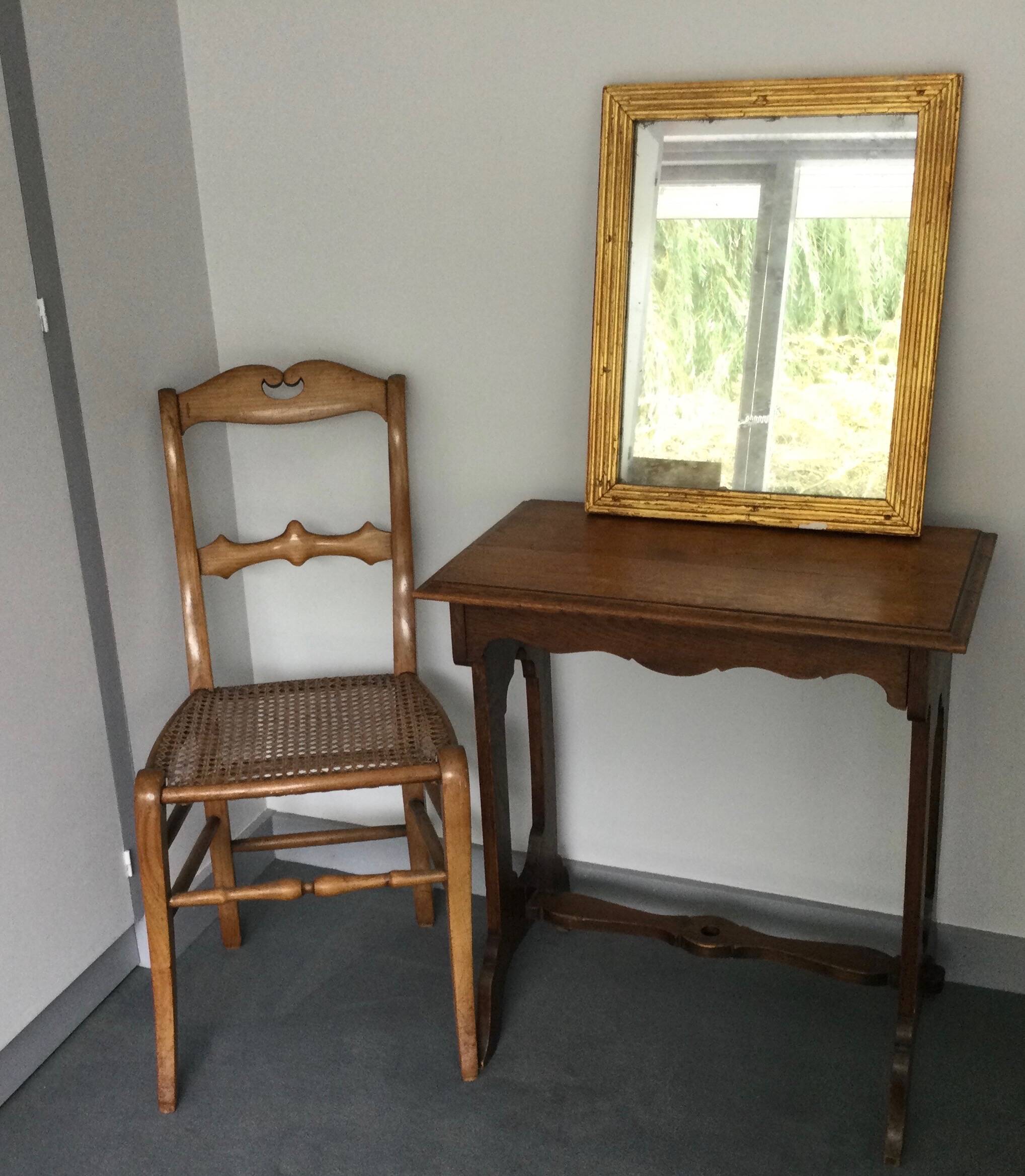 Jolie petite table en bois – très bon état