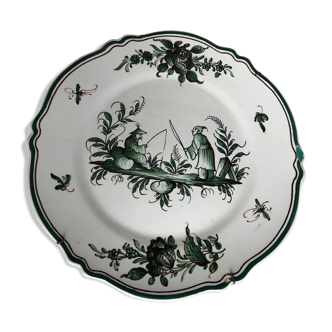 Old 18th-century decoration plate to the Chinese