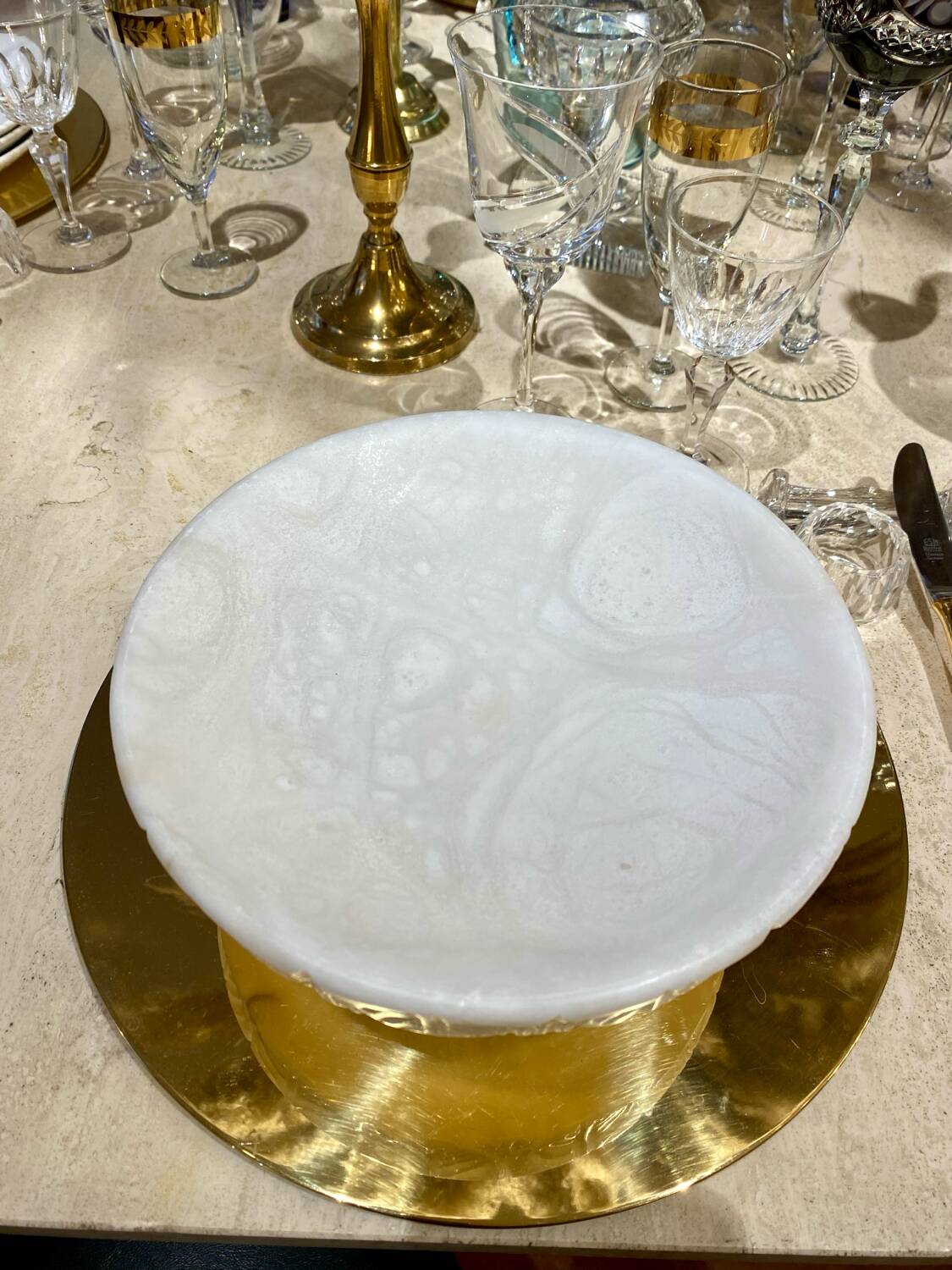 Fruit bowl or empty pocket in carved alabaster