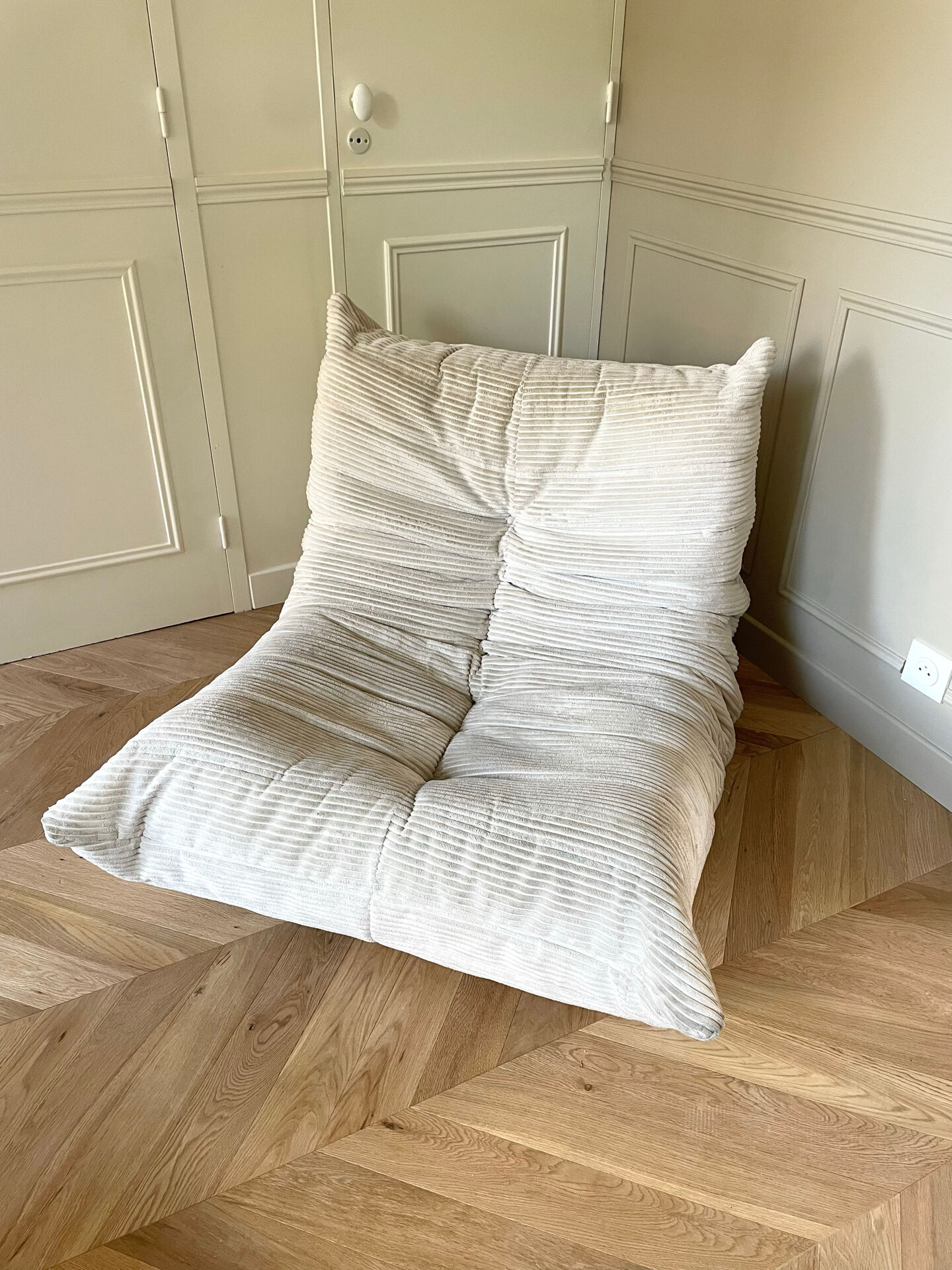 Chauffeuse et ottoman Togo en velours côtelé beige