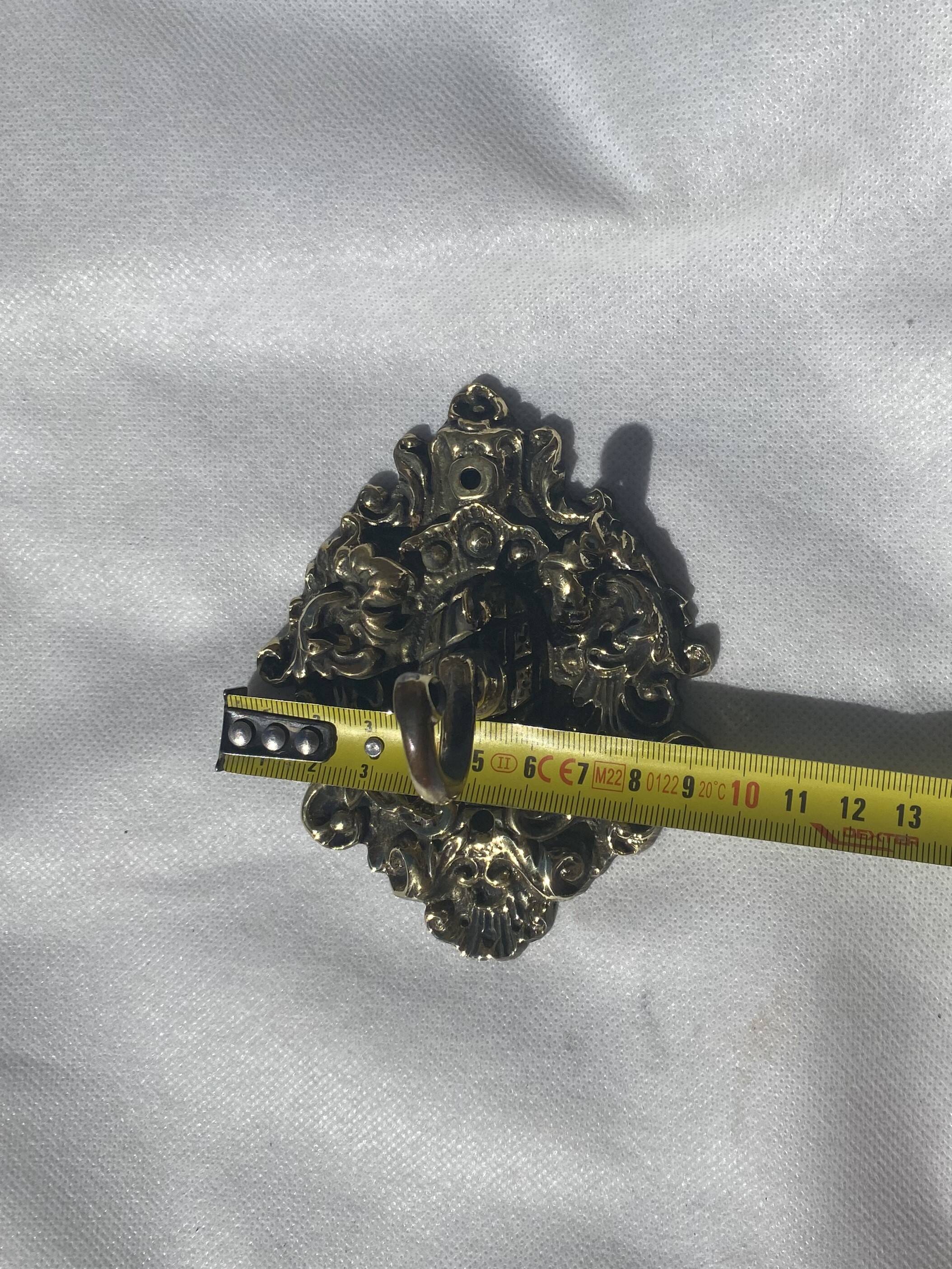 Crochet mural ancien en bronze