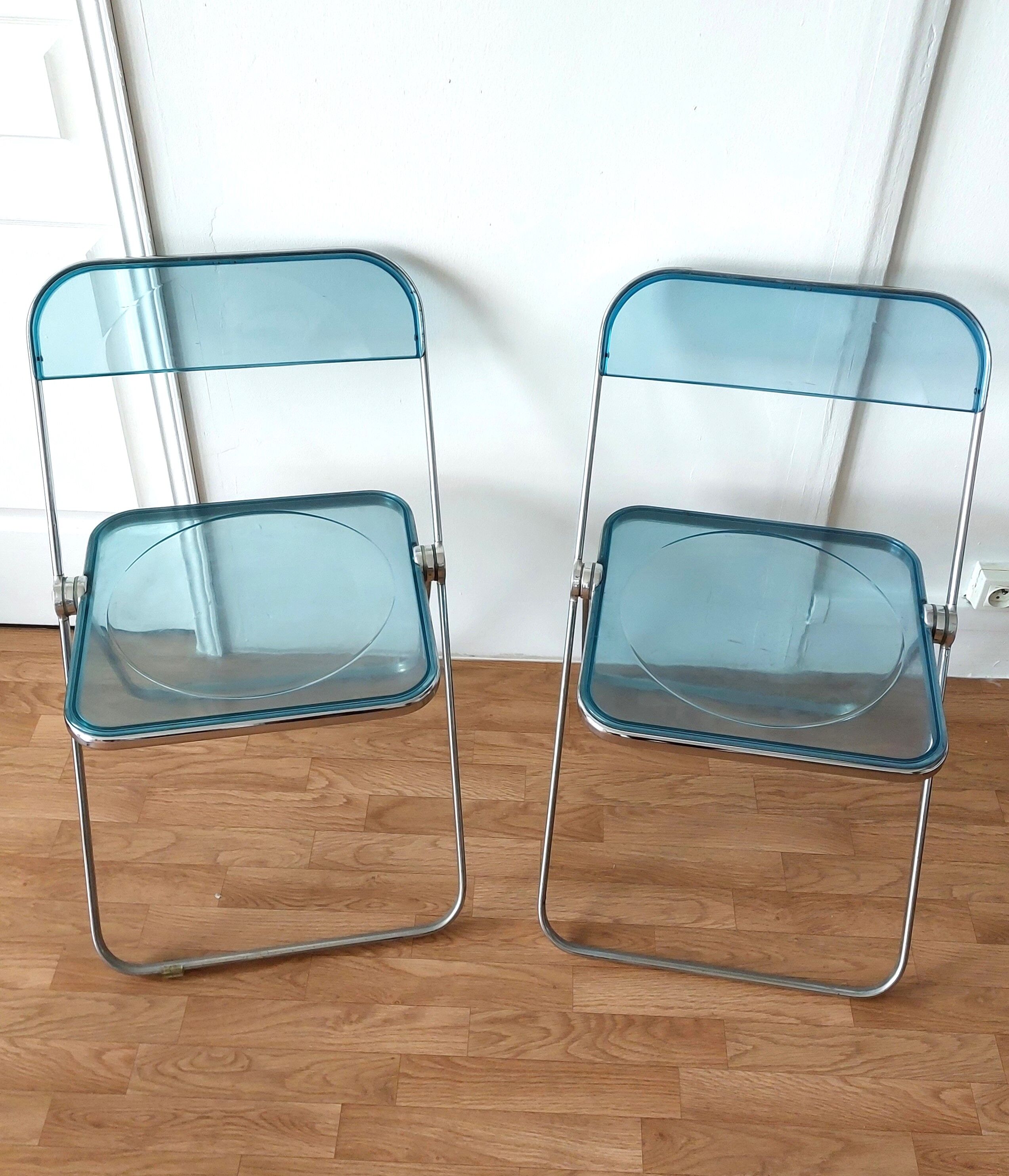 Pair of translucent blue chairs Plia design Giancarlo Piretti for Castelli, 1960.