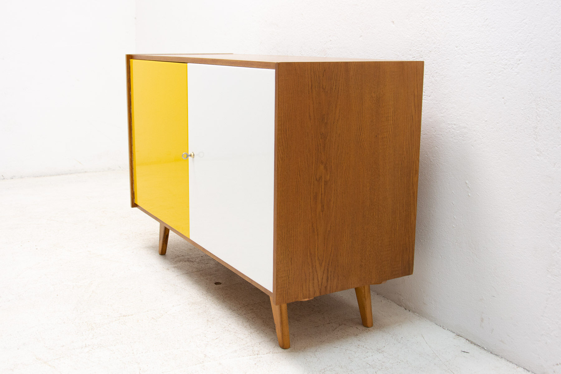 Buffet U-450 du milieu du siècle entièrement restauré par Jiří Jiroutek, années 1960, Tchécoslovaquie