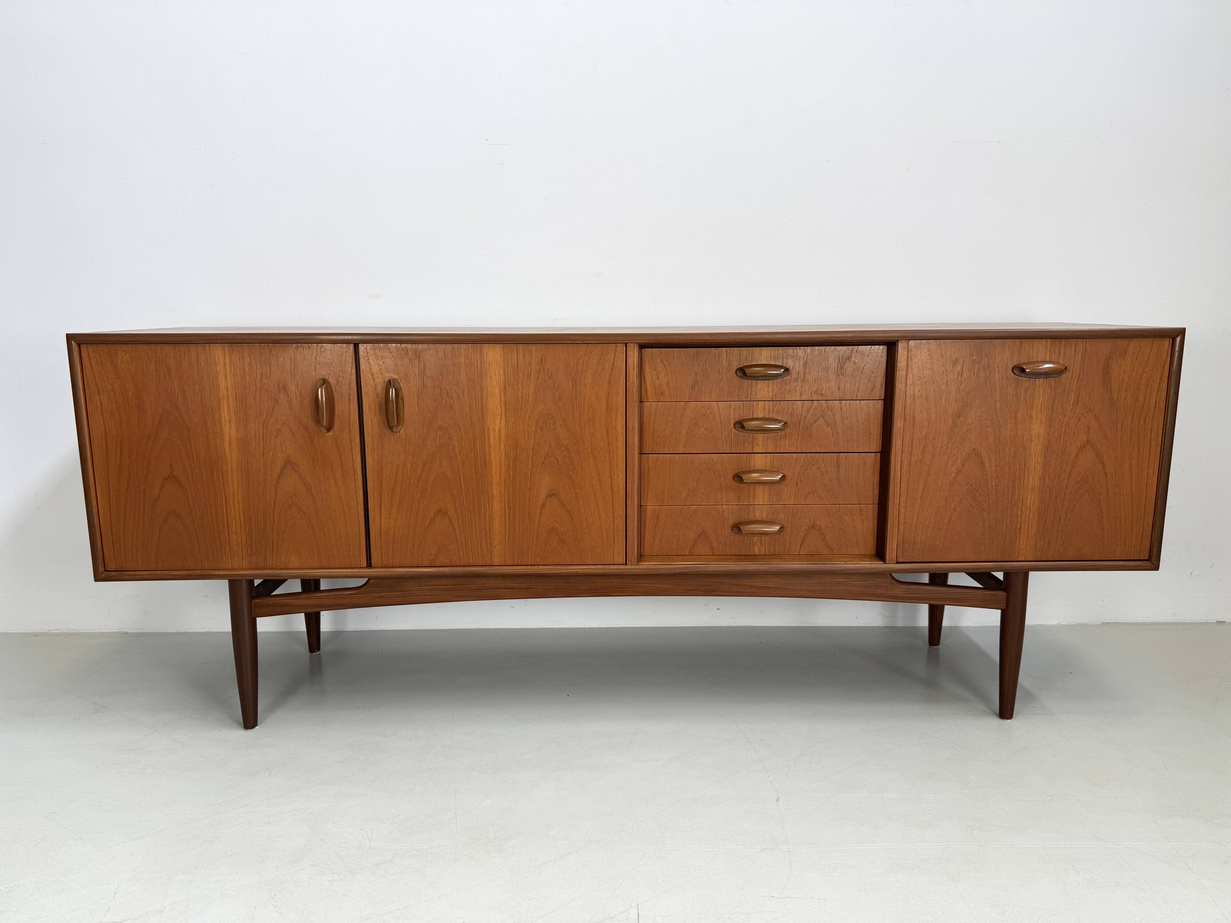 Vintage dressoir van G-Plan design Victor Wilkins uit de "Brasilia"