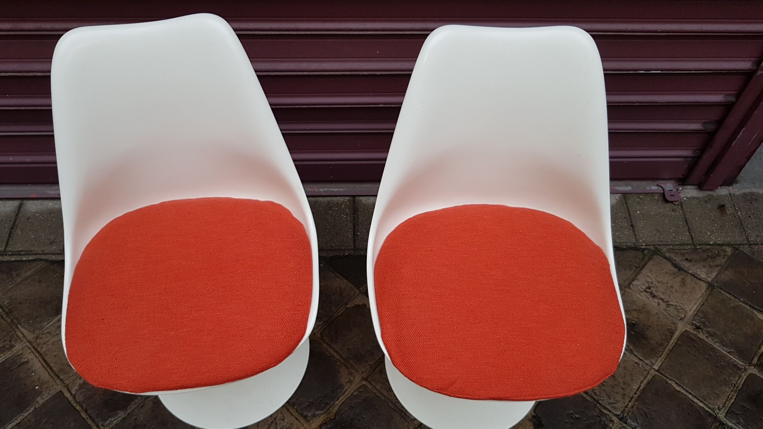Pair of chairs from Eero Saarinen Knoll International Edition