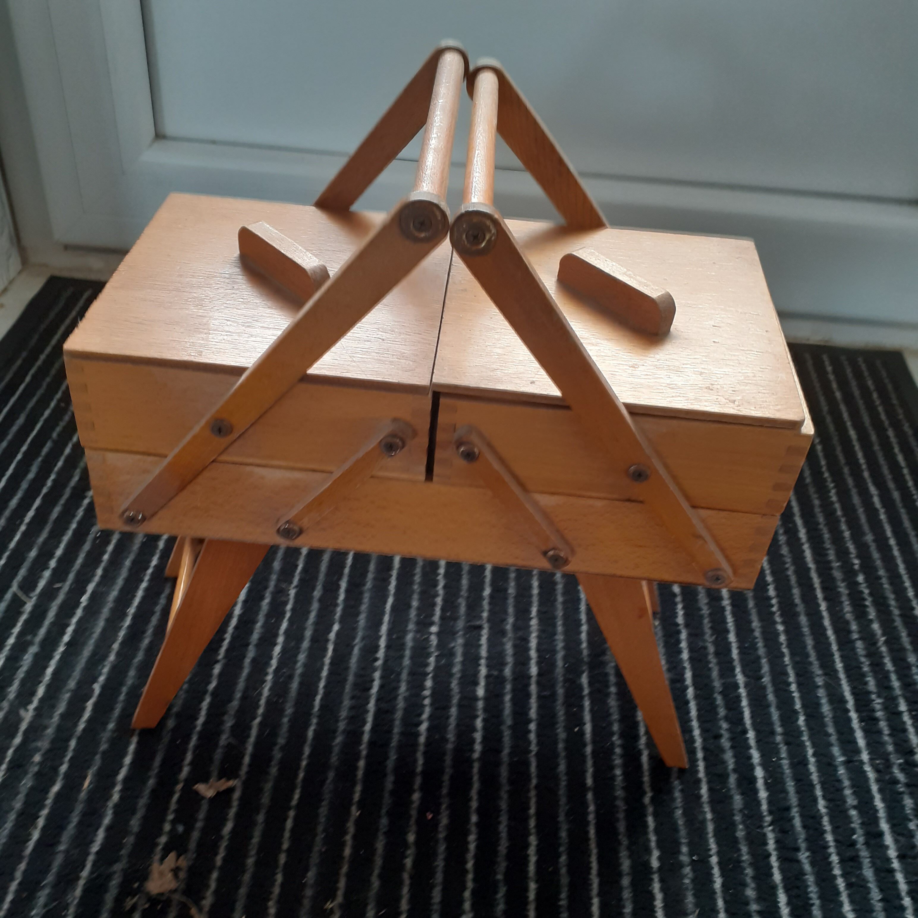 Wood worker 3 drawers, removable feet