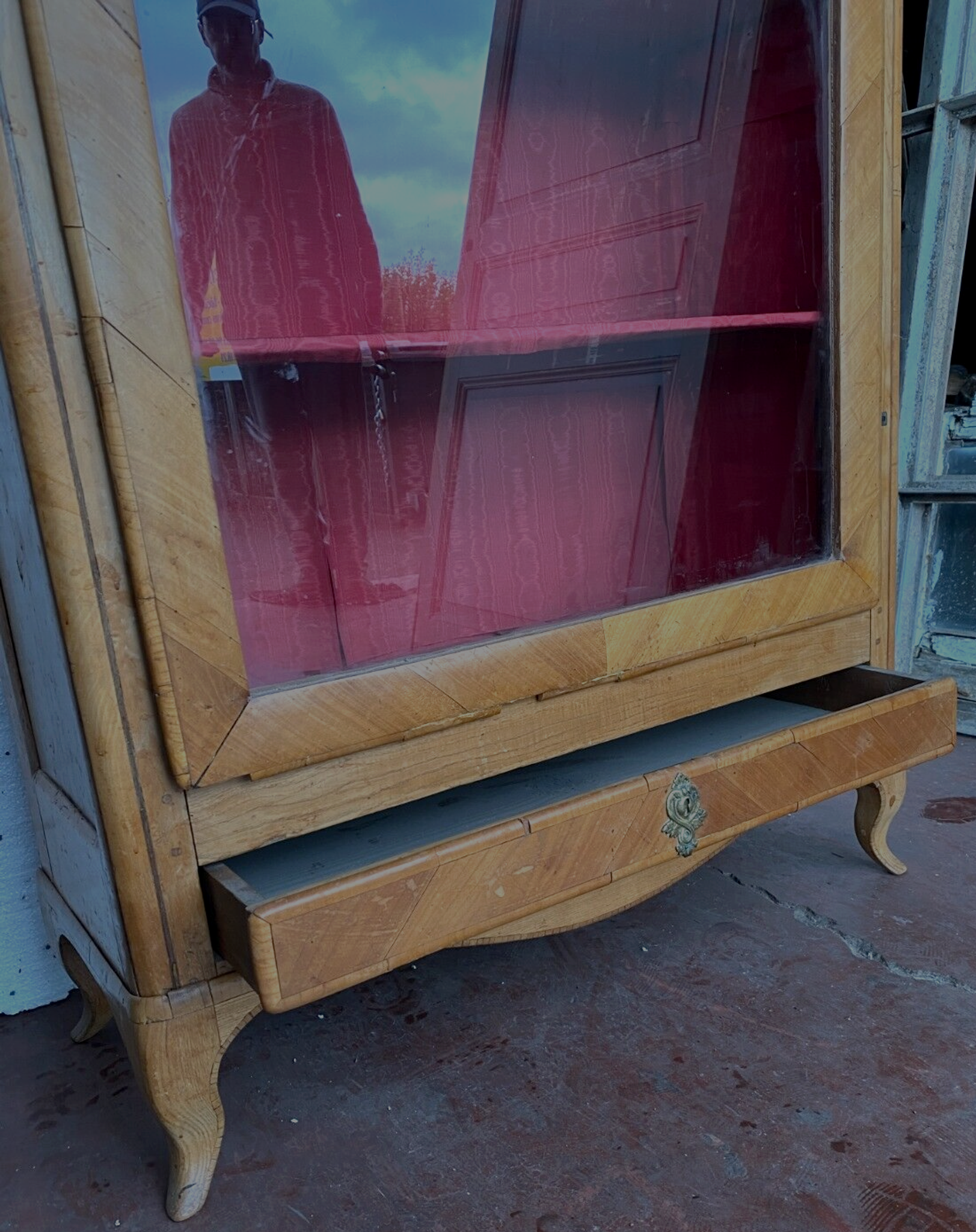 Vitrine de style Louis XV en bois de merisier et placage XIX siècle