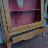 Vitrine de style Louis XV en bois de merisier et placage XIX siècle
