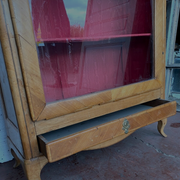 Vitrine de style Louis XV en bois de merisier et placage XIX siècle